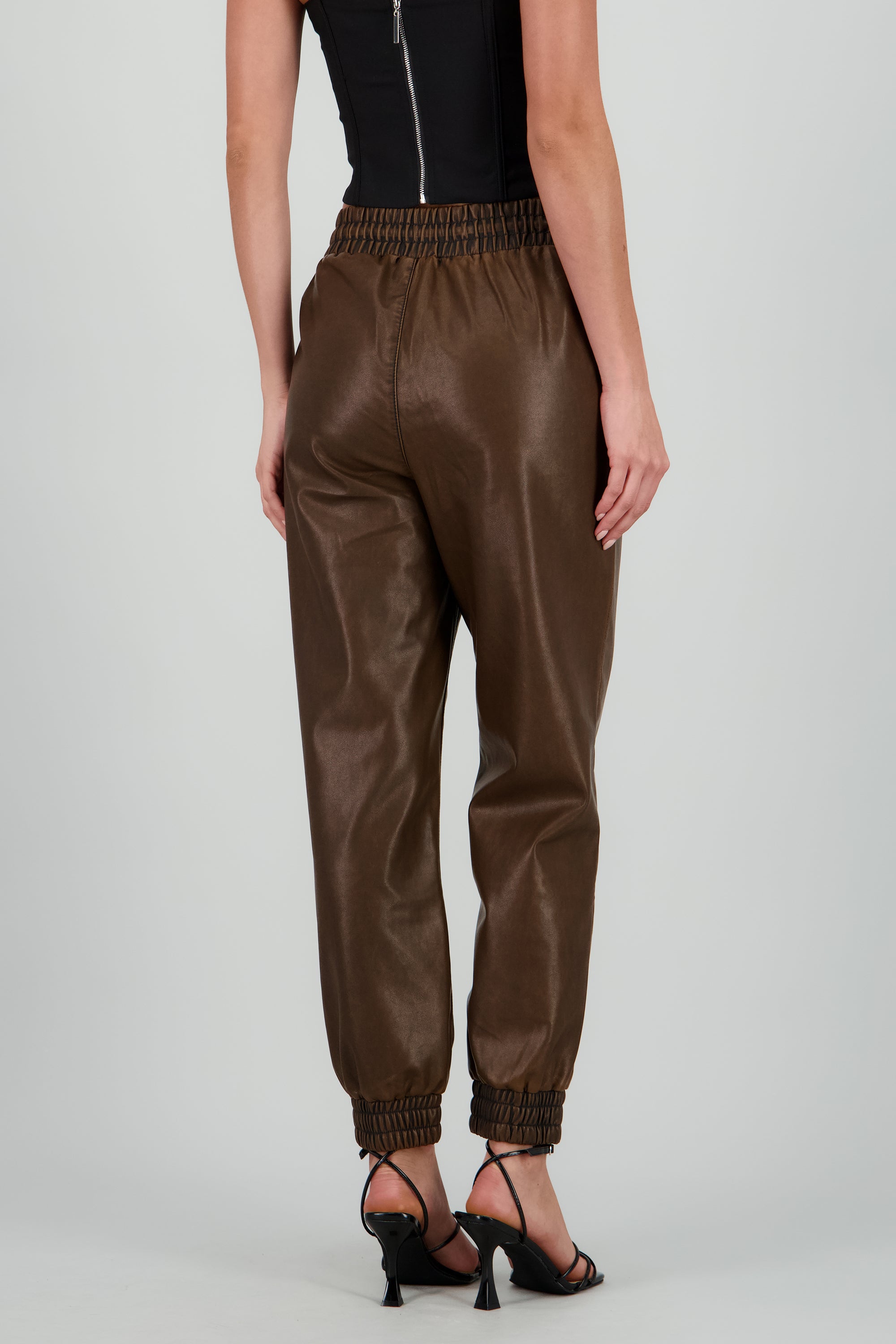 Jogger pu detalle deslavado CHOCOLATE
