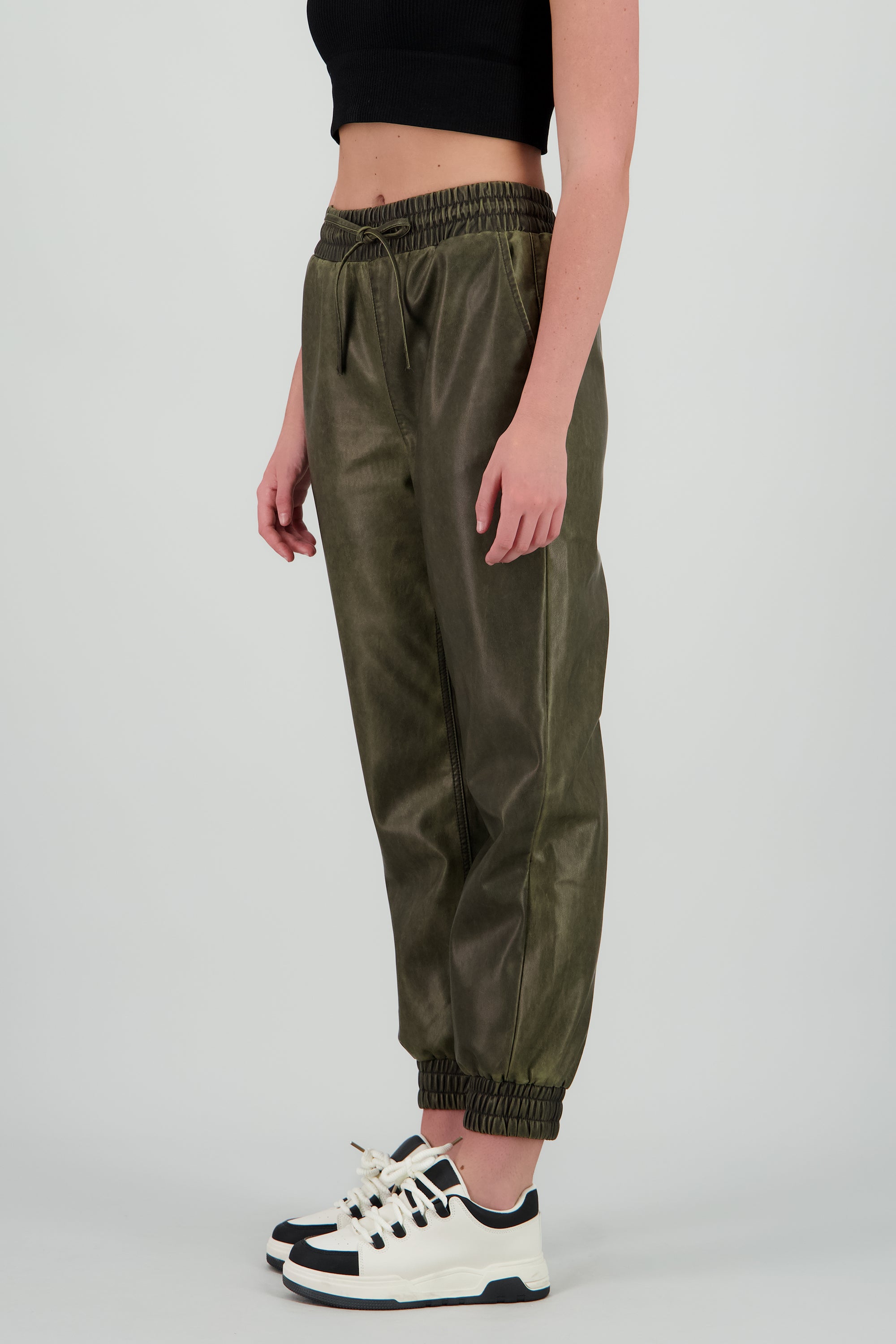 Jogger pu detalle deslavado OLIVO