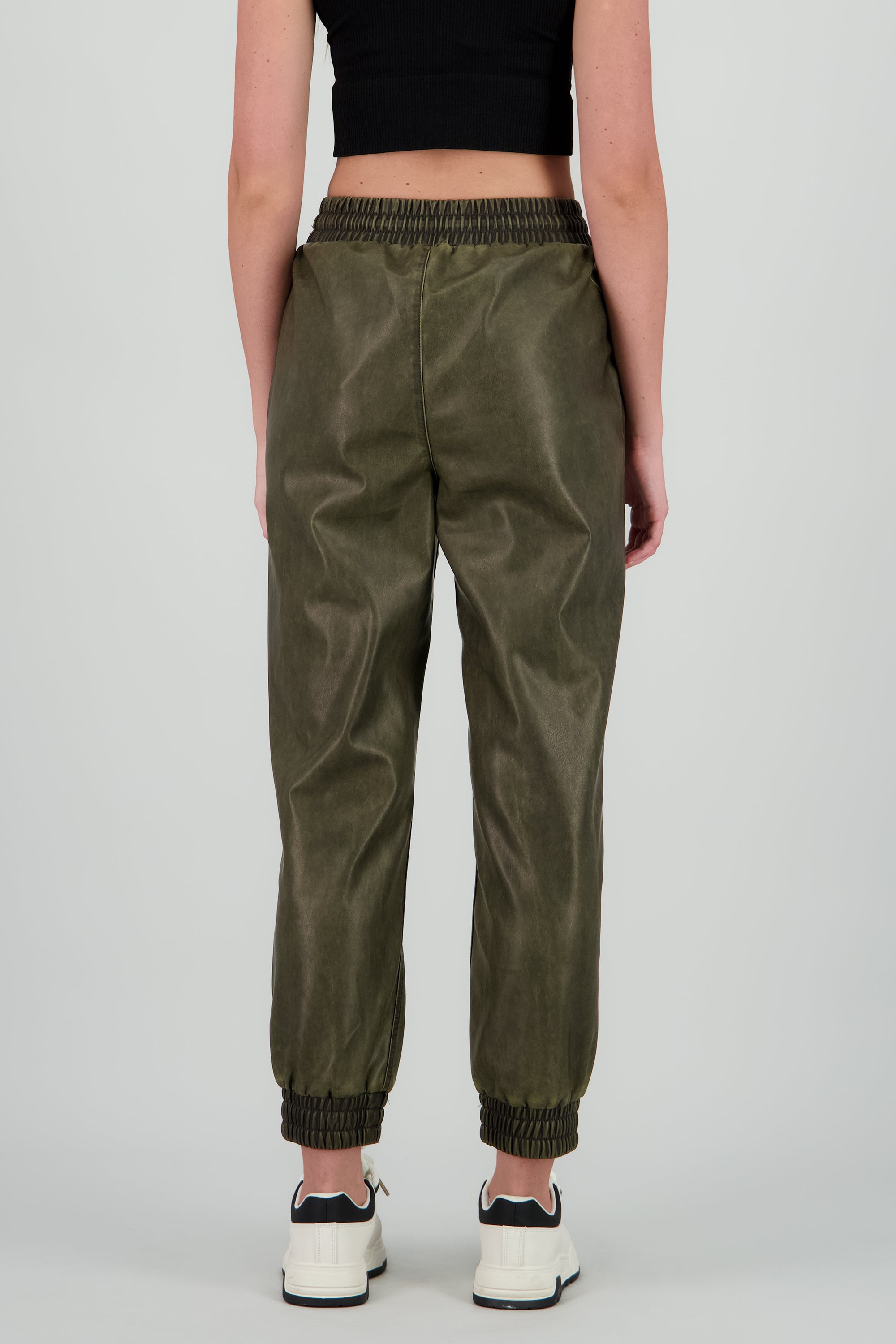Jogger pu detalle deslavado OLIVO