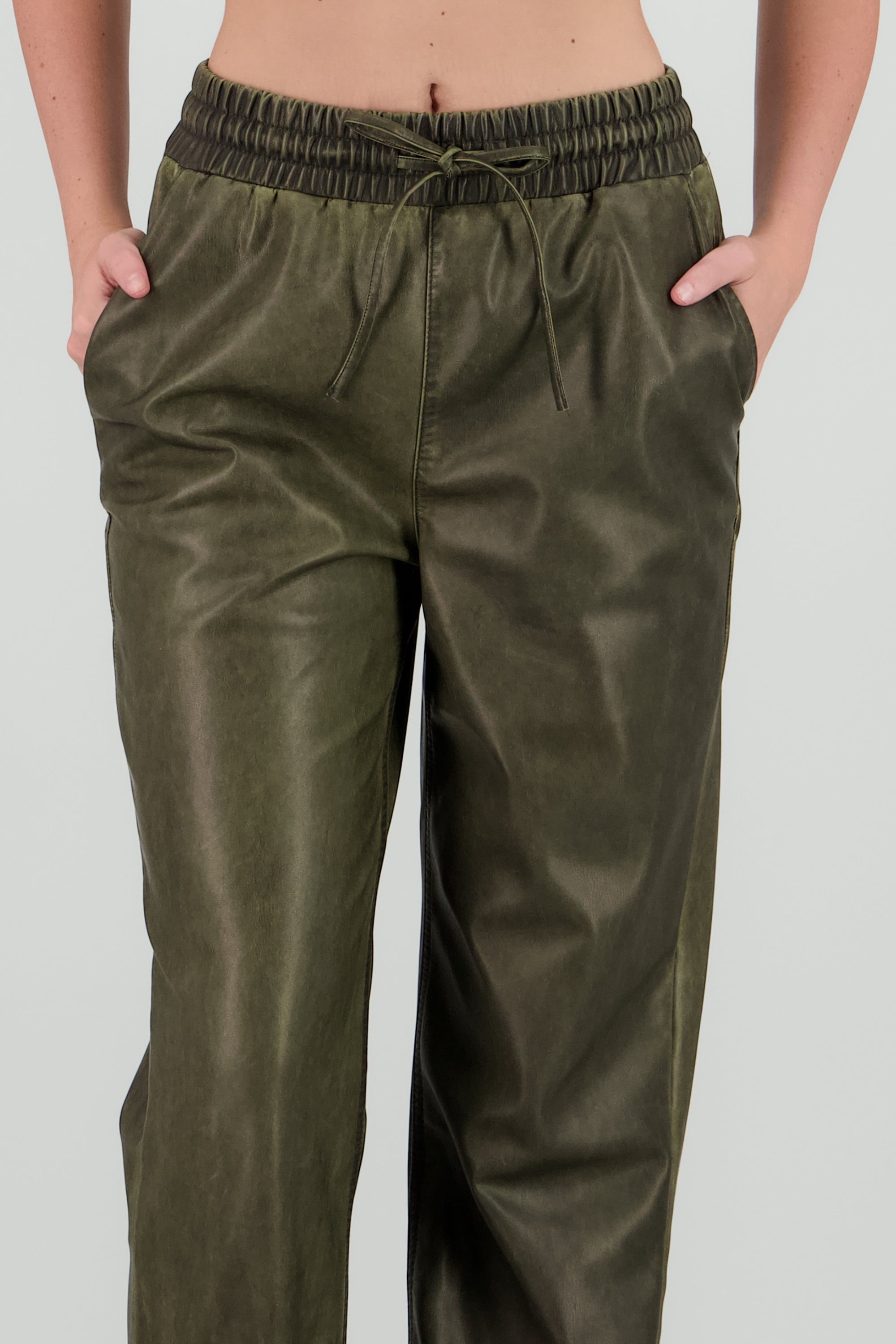 Jogger pu detalle deslavado OLIVO