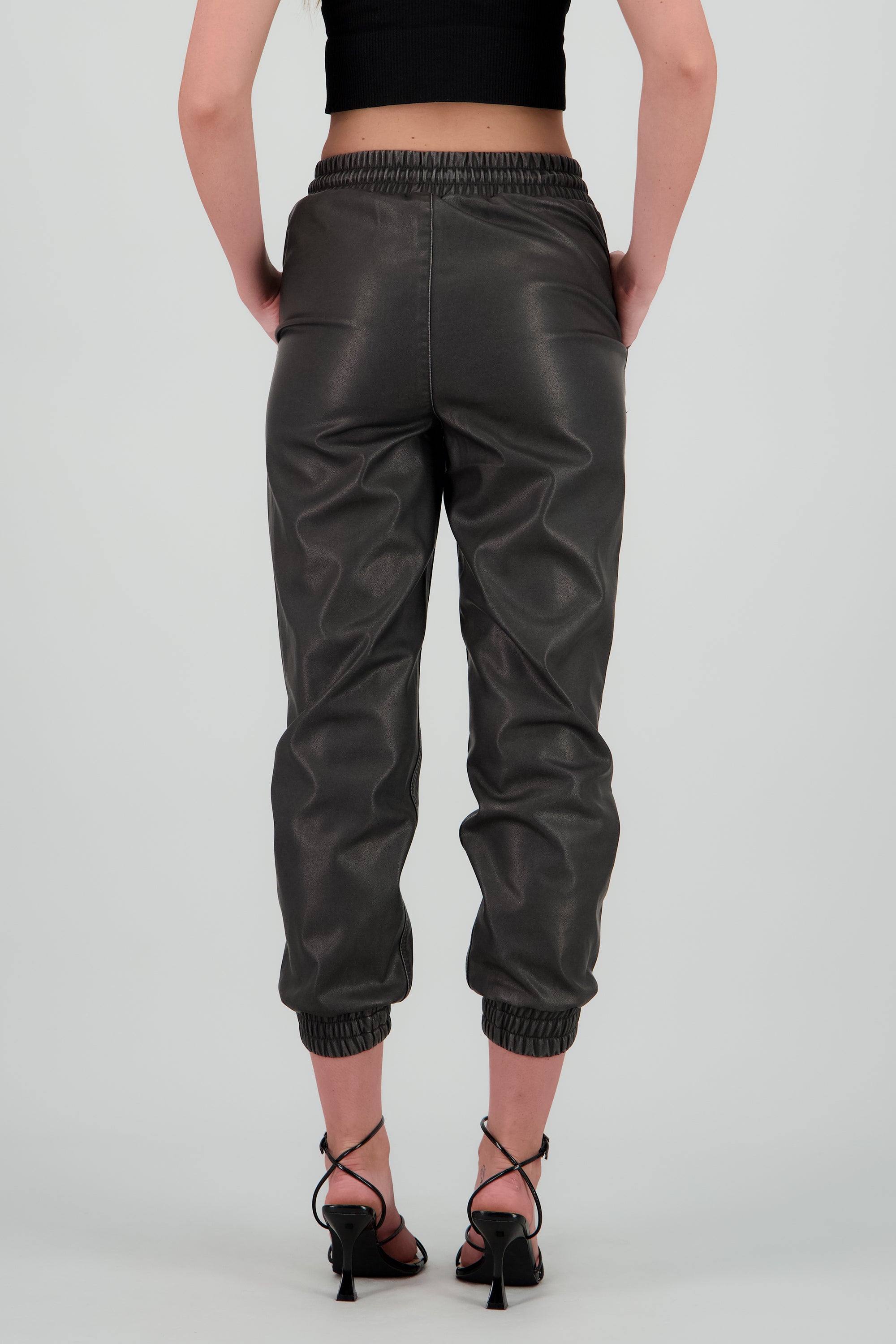 Jogger pu detalle deslavado GRIS OBSCURO