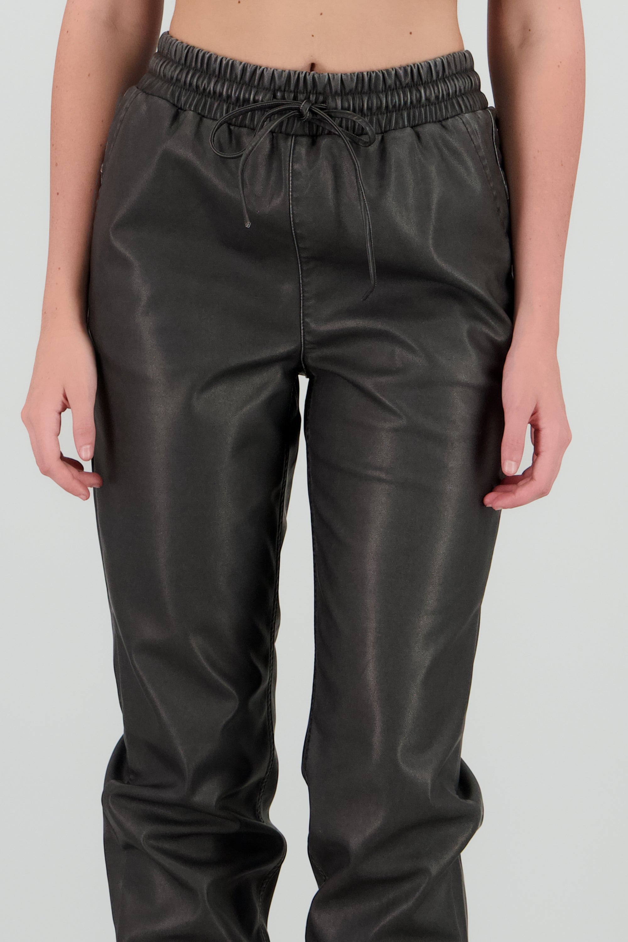 Jogger pu detalle deslavado GRIS OBSCURO