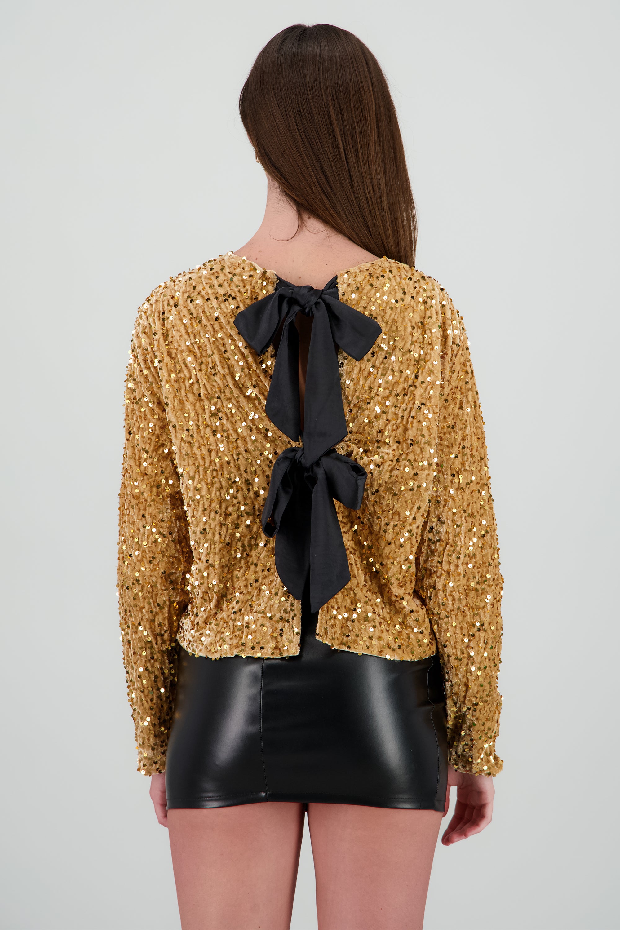 Blusa lentejuelas detalle escote espalda con moño KHAKI