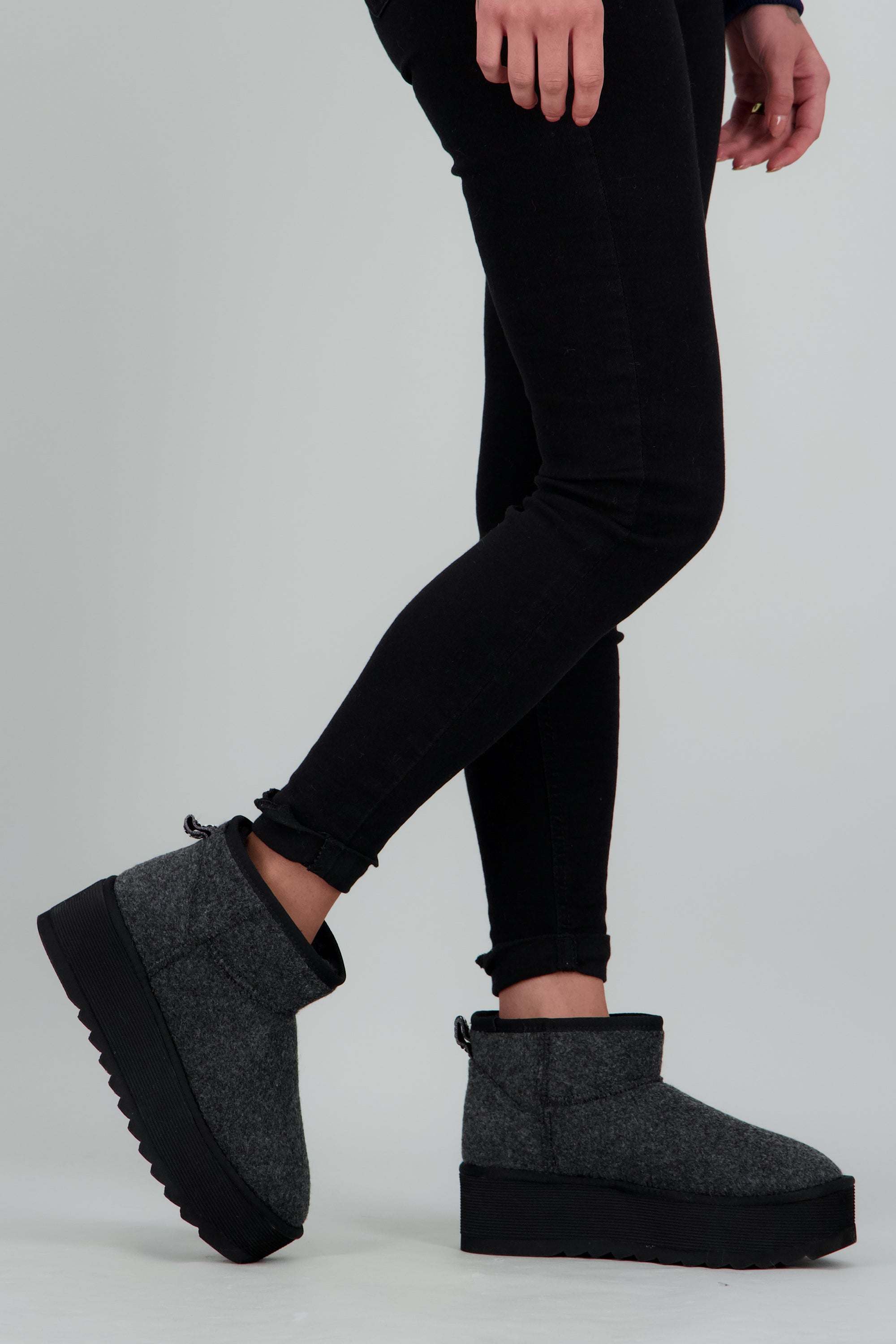 Bota invierno corta sherpa GRIS