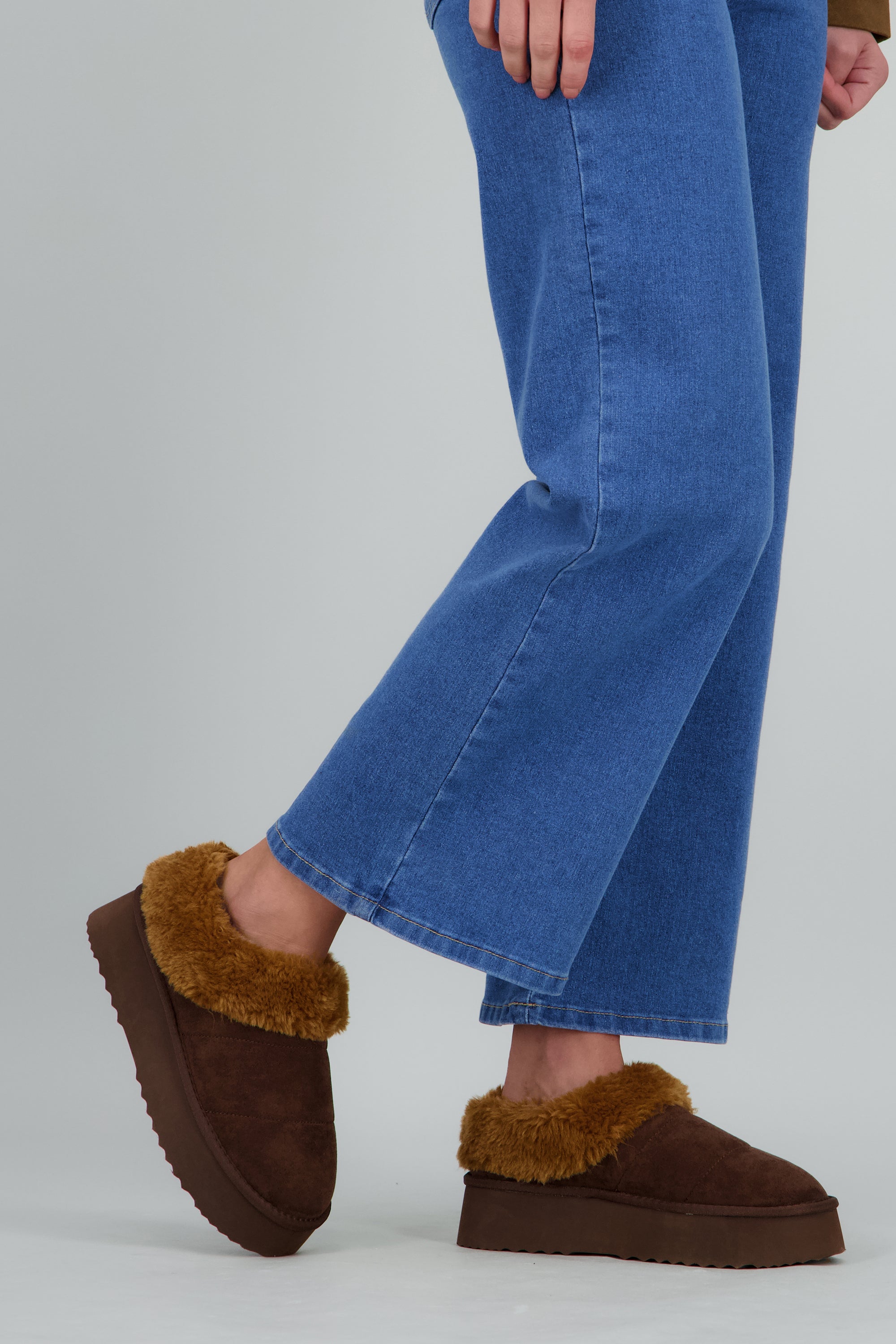 Pantufla mula peluda divicion CAFE