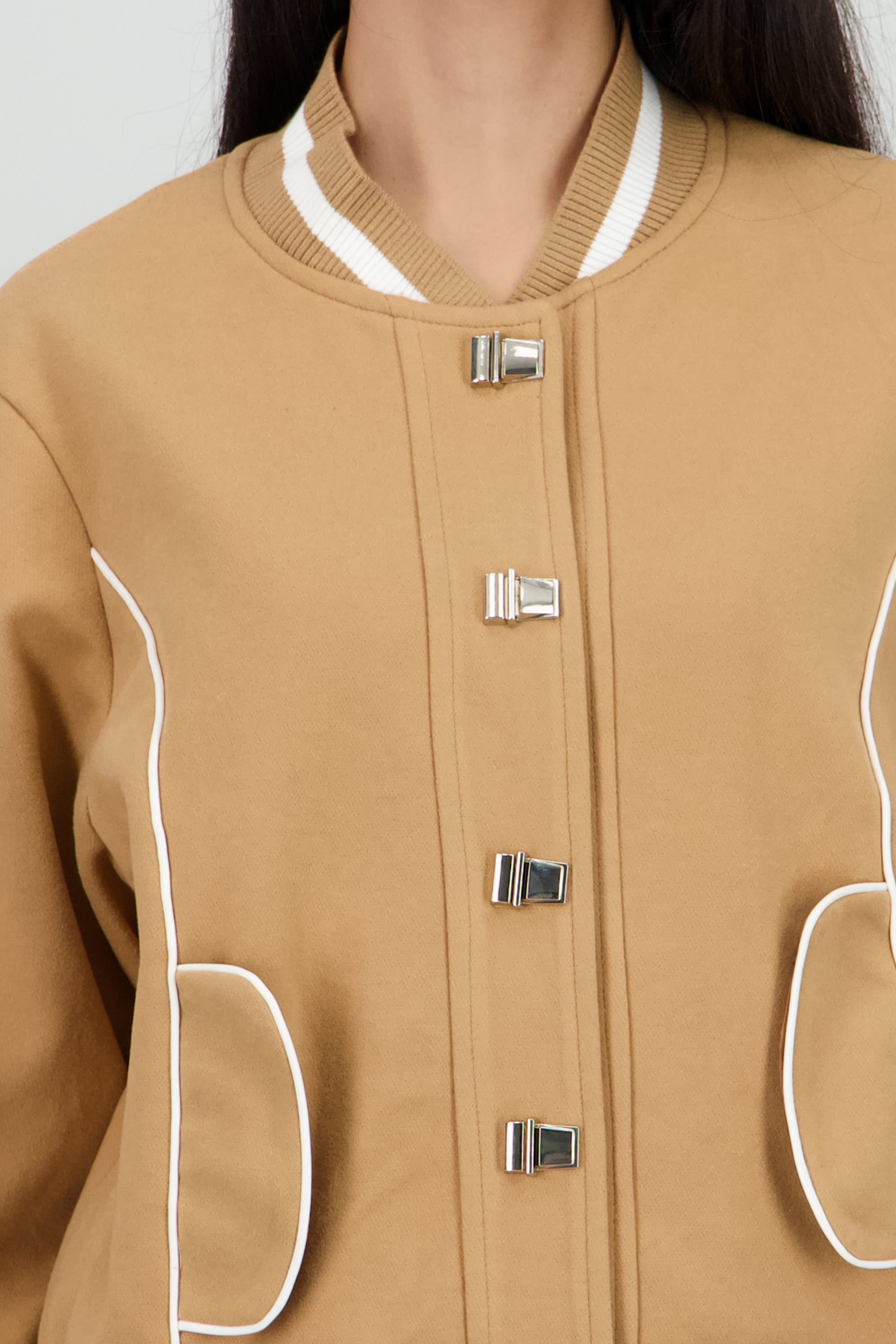 Chamarra ligera detalle contrastes KHAKI