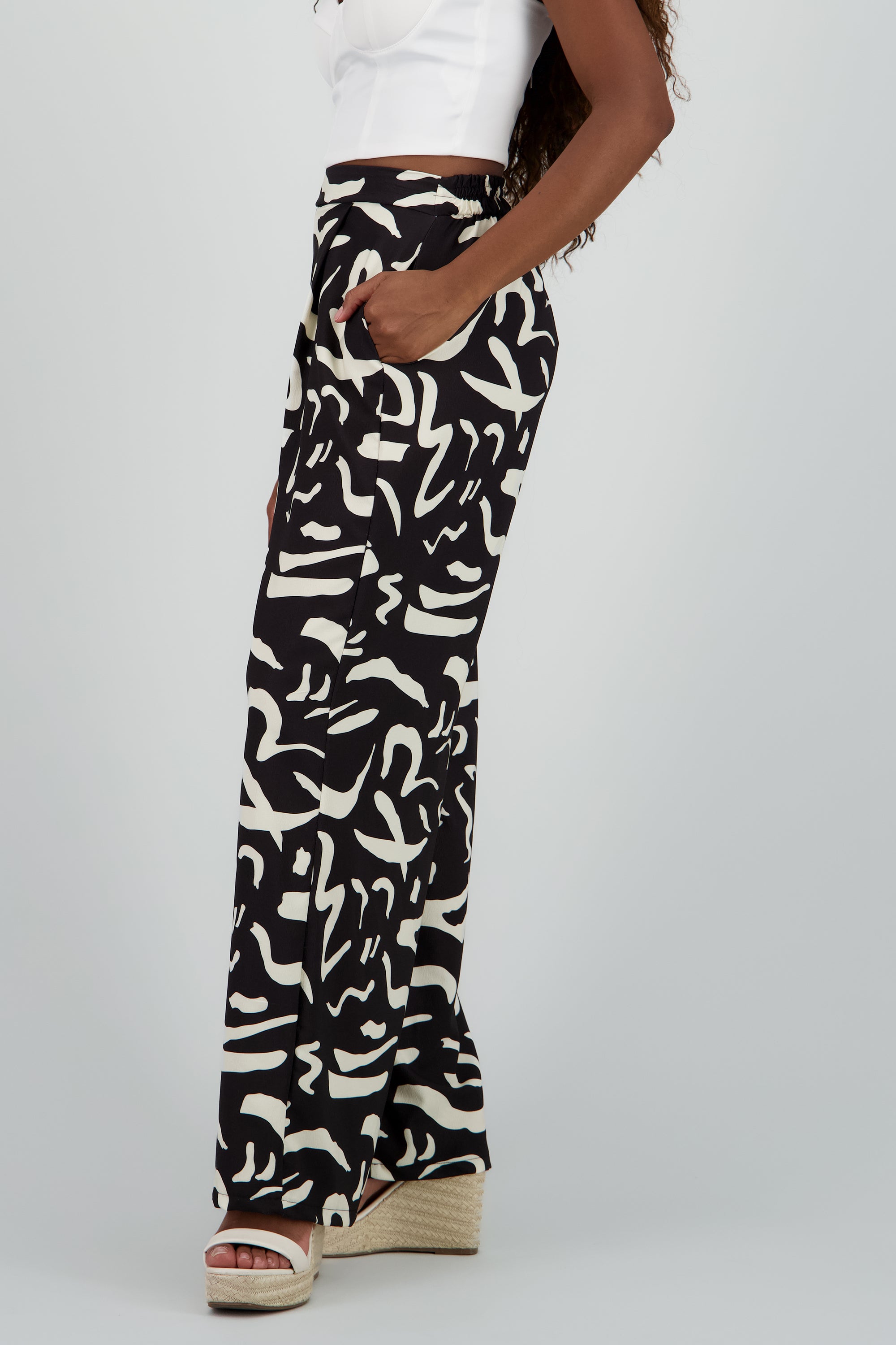 Pantalon amplio detalle pinzas estampado NEGRO COMBO