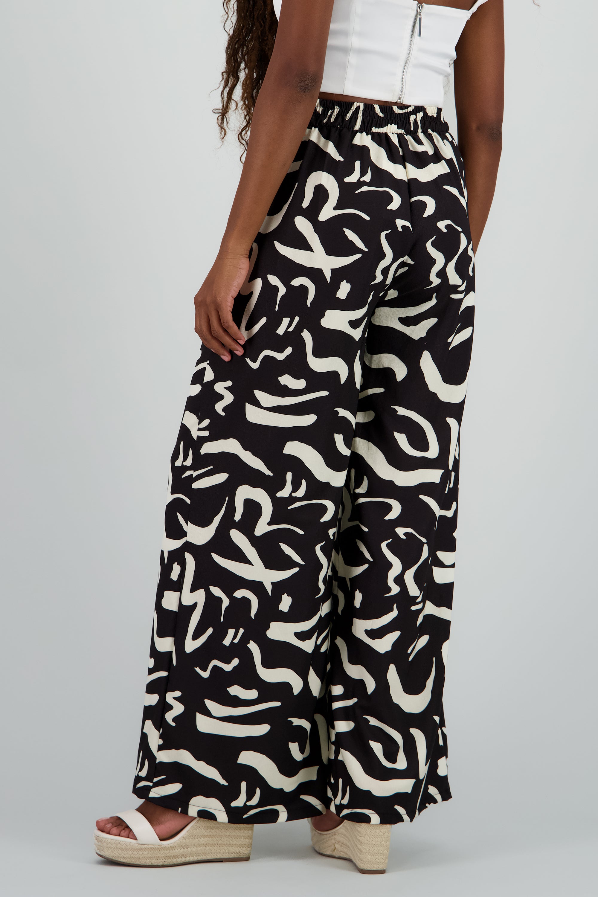 Pantalon amplio detalle pinzas estampado NEGRO COMBO
