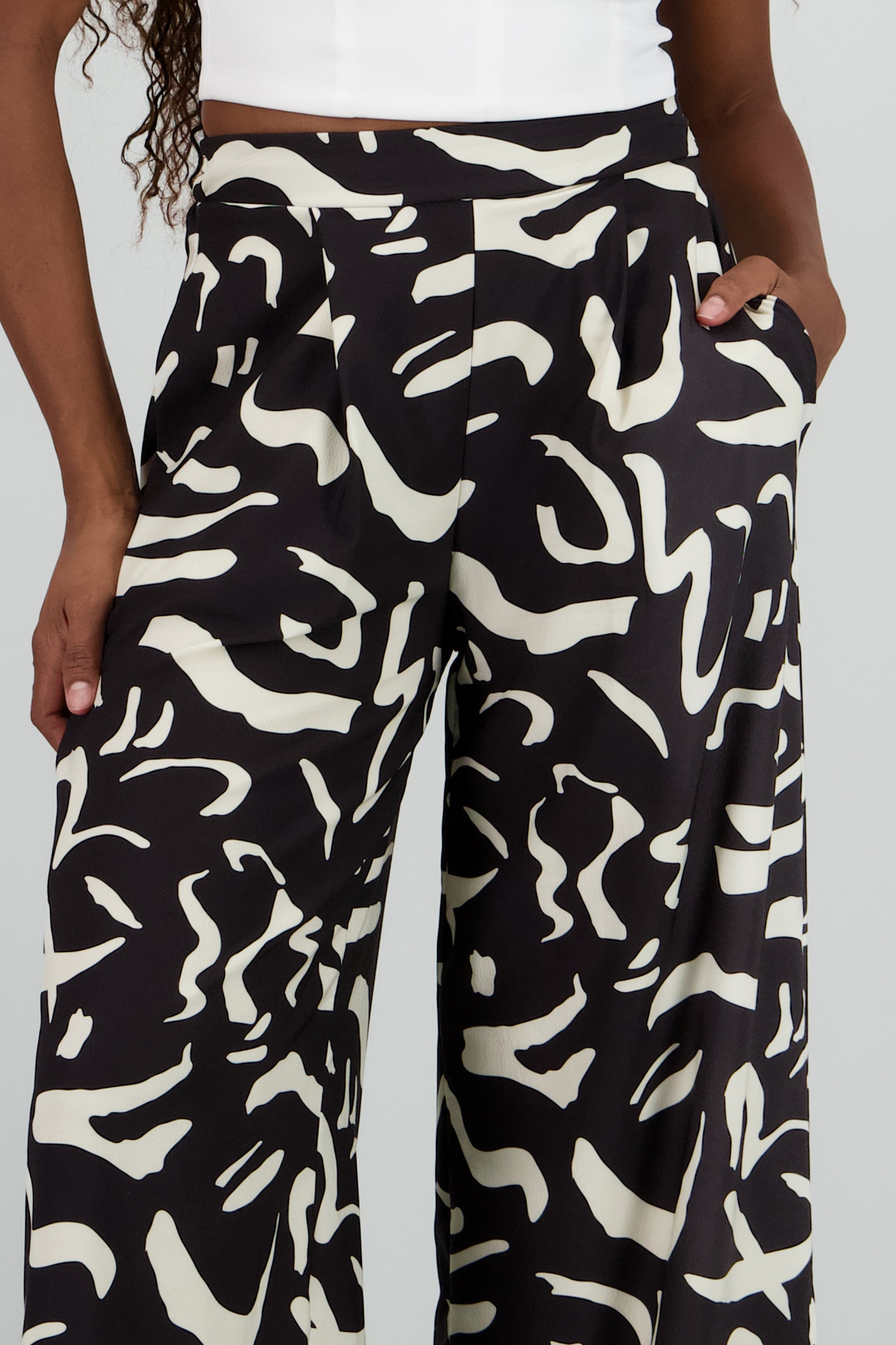 Pantalon amplio detalle pinzas estampado NEGRO COMBO