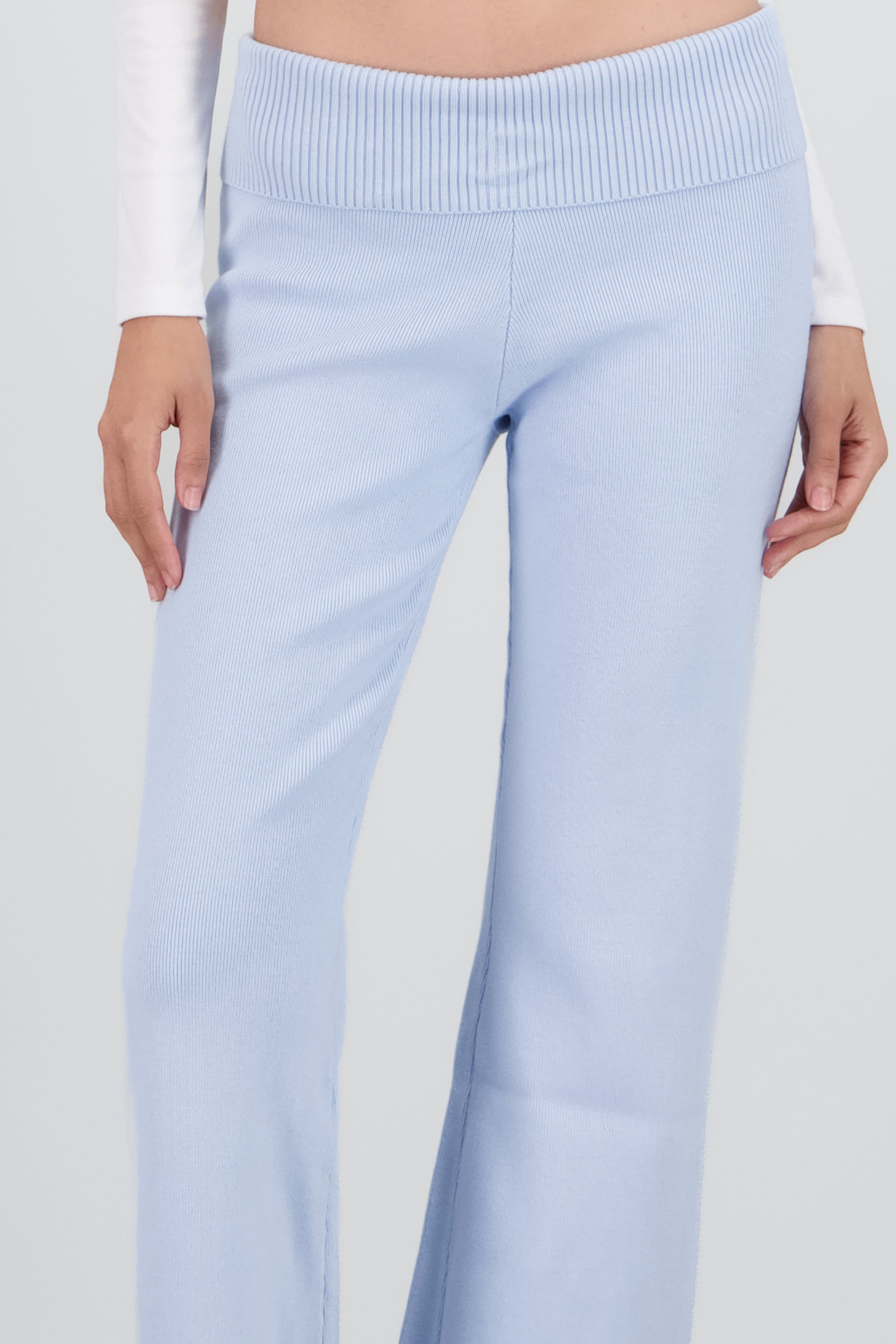 Pantalon tejido con dobladillo AZUL CIELO