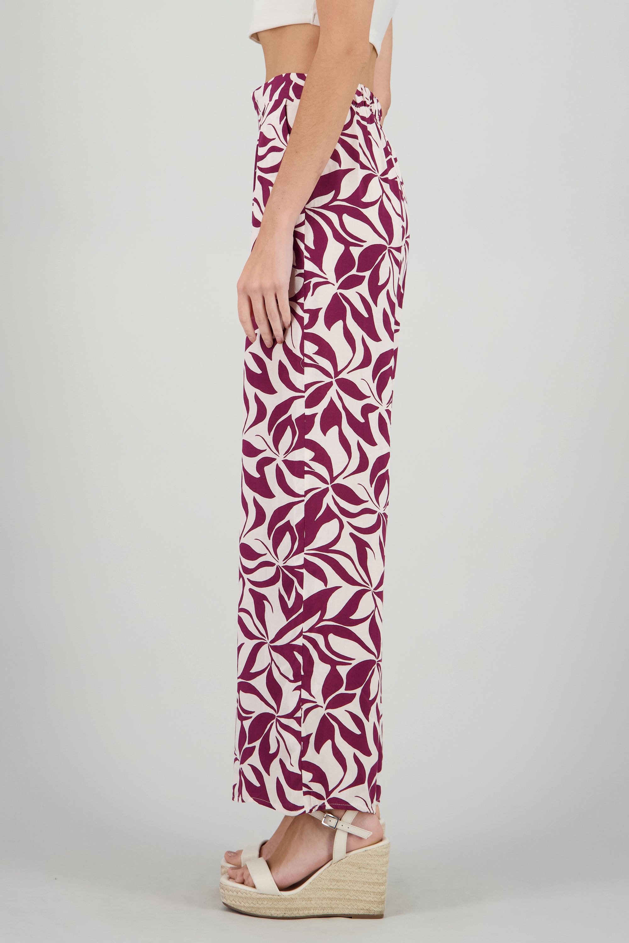 Pantalon amplio pinzas detalle estampado CIRUELA