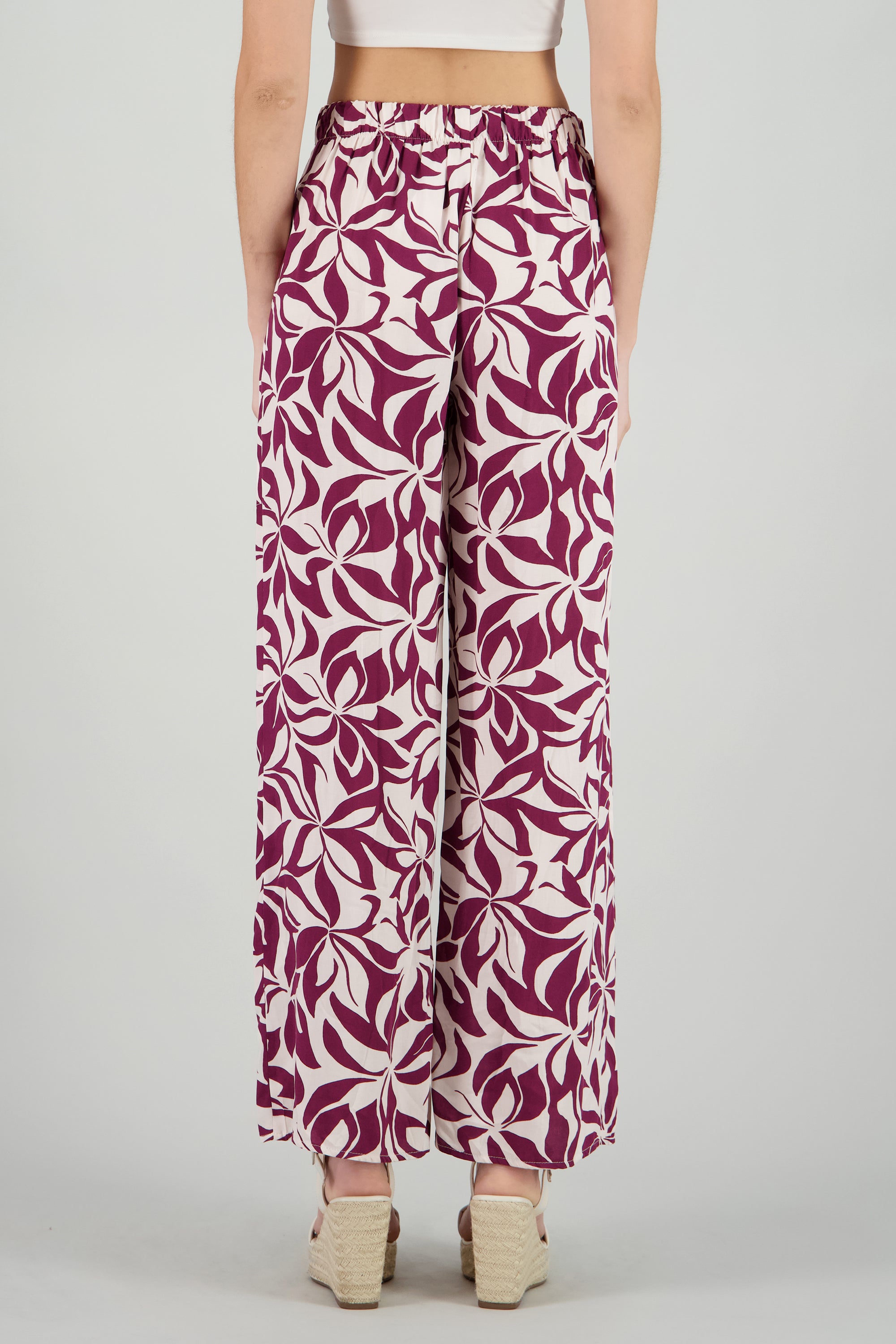Pantalon amplio pinzas detalle estampado CIRUELA