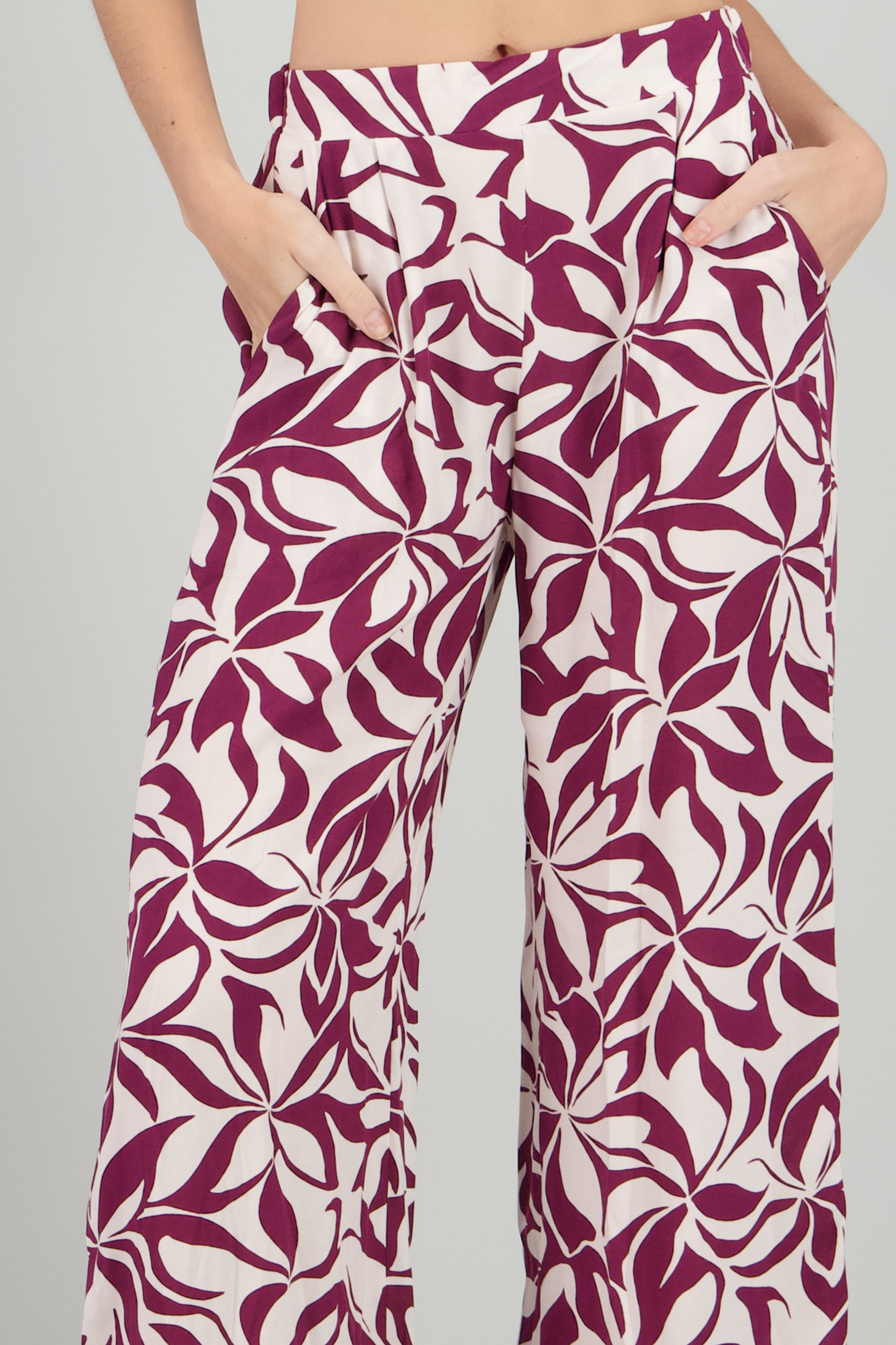 Pantalon amplio pinzas detalle estampado CIRUELA