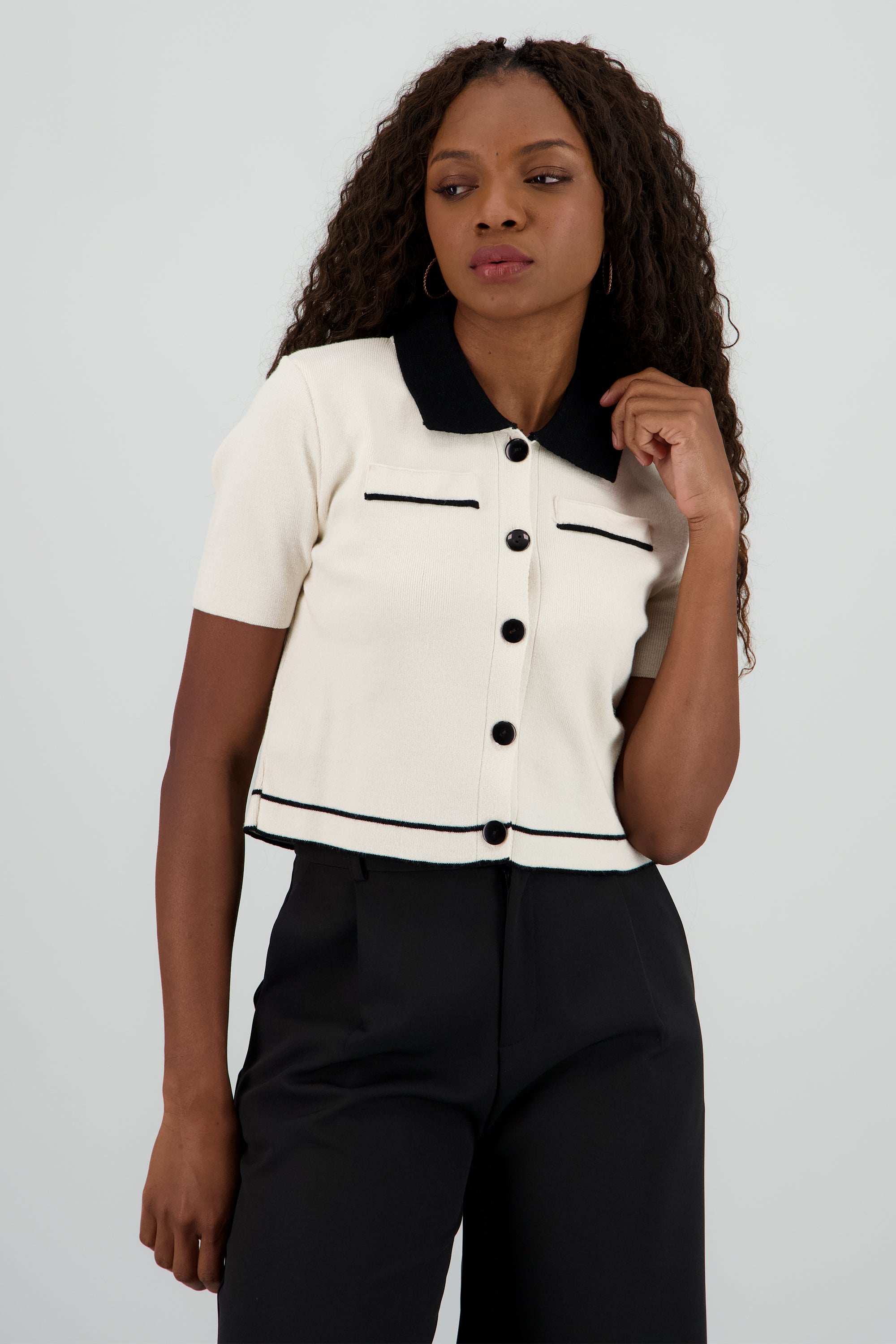 Top manga corta cuello camisero contraste HUESO COMBO