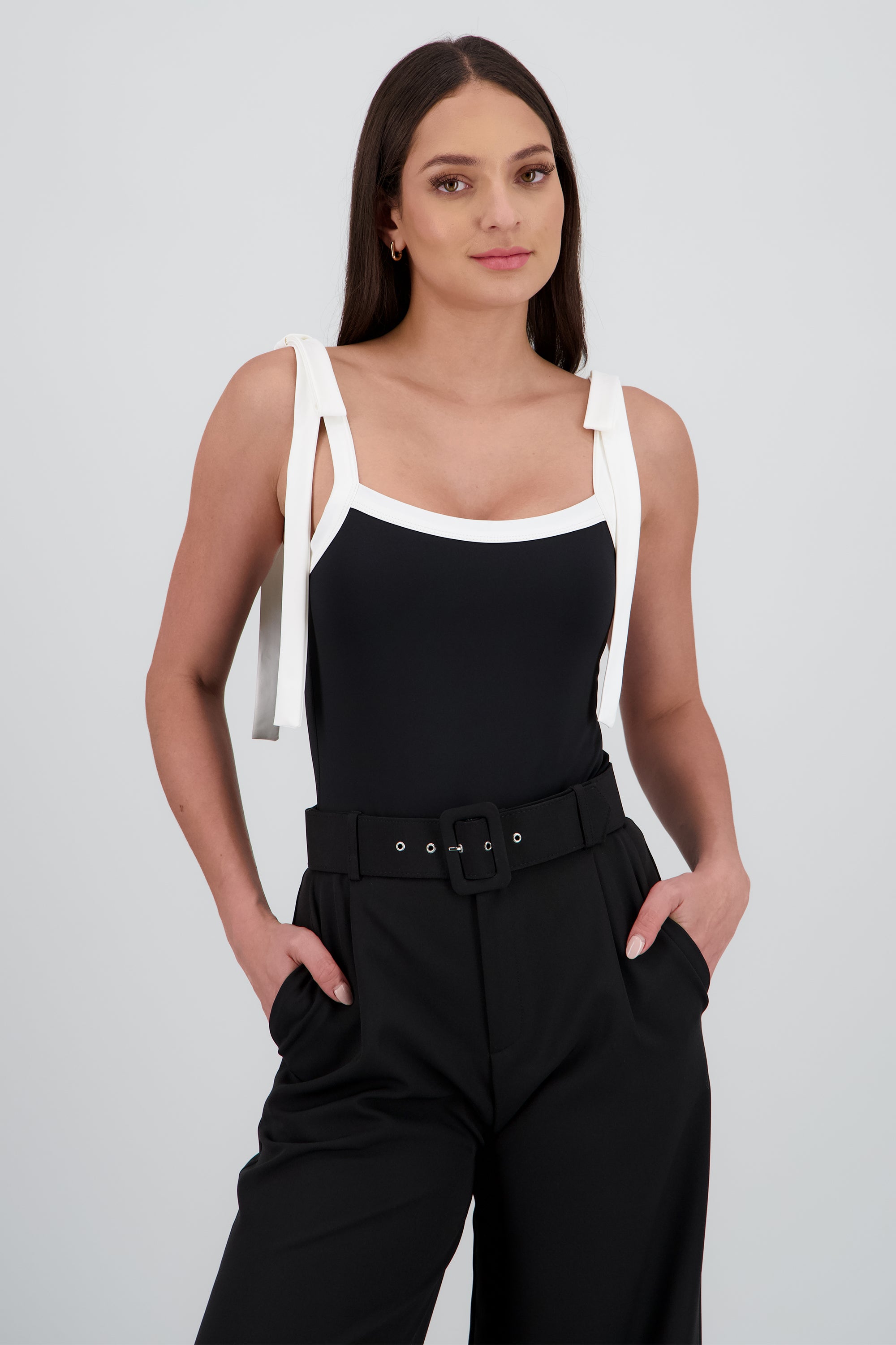 BLACK/WHITE