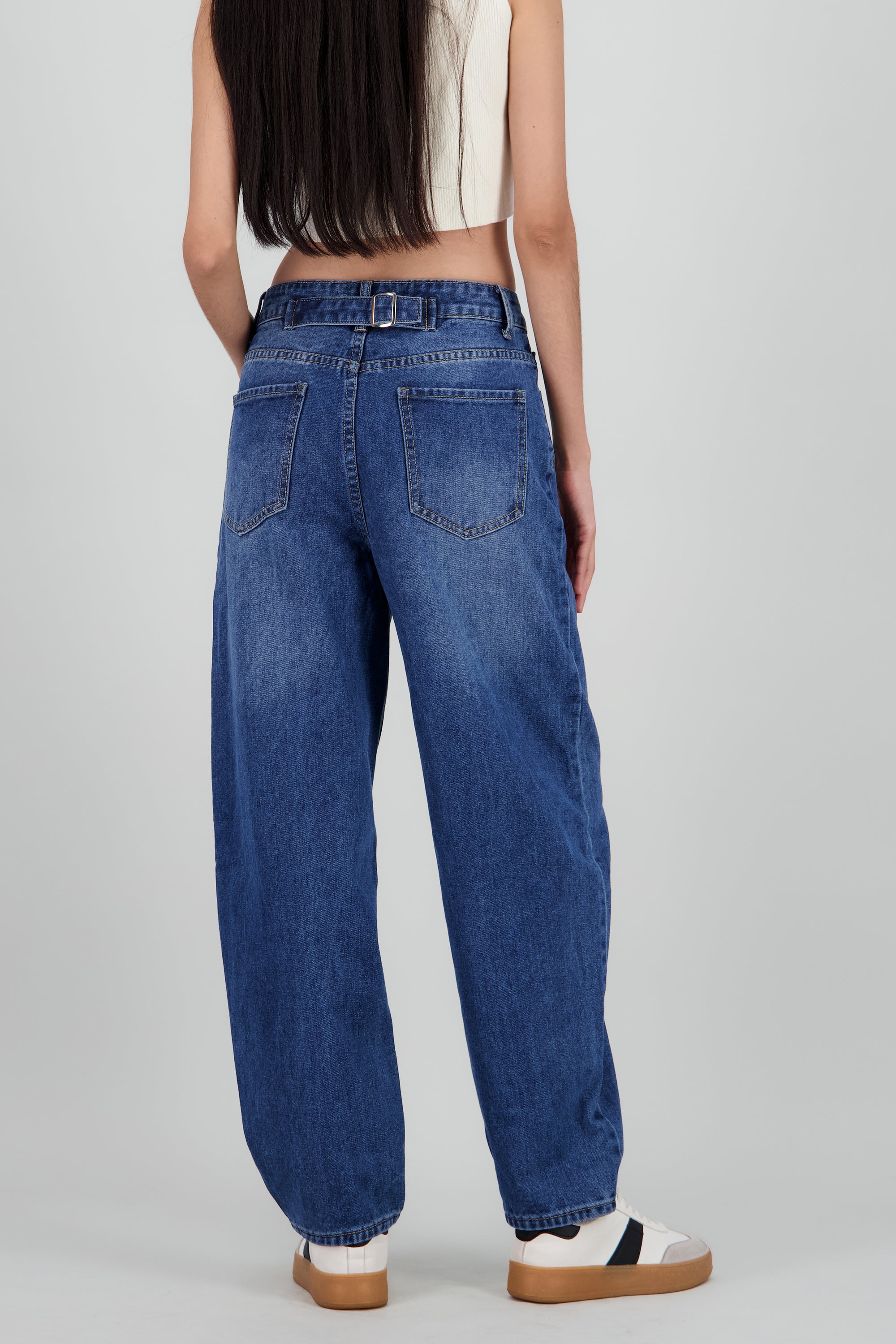 Jeans tipo barrel lisos DARK WASH