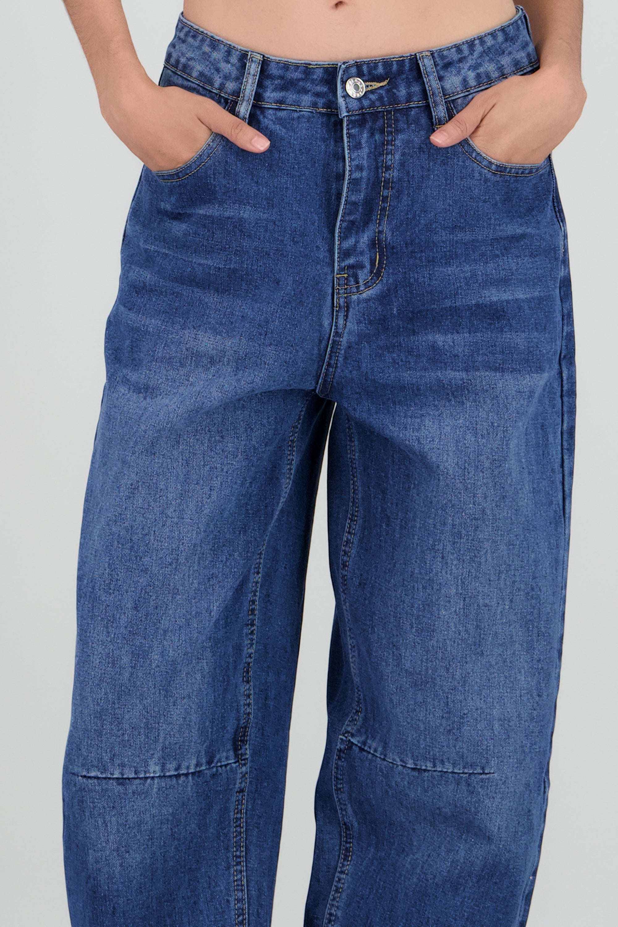 Jeans tipo barrel lisos DARK WASH