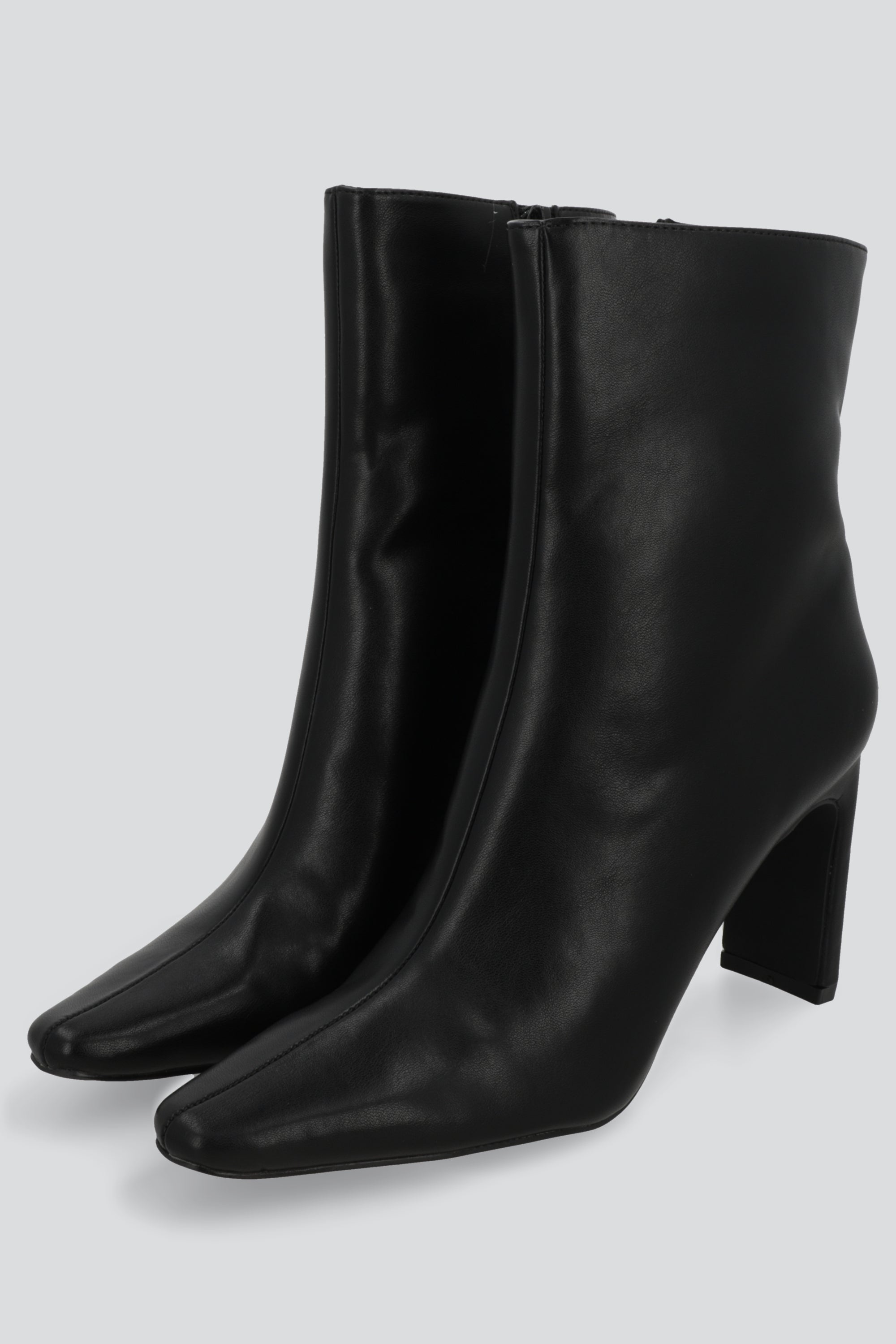 Botin puntal tacon plano NEGRO