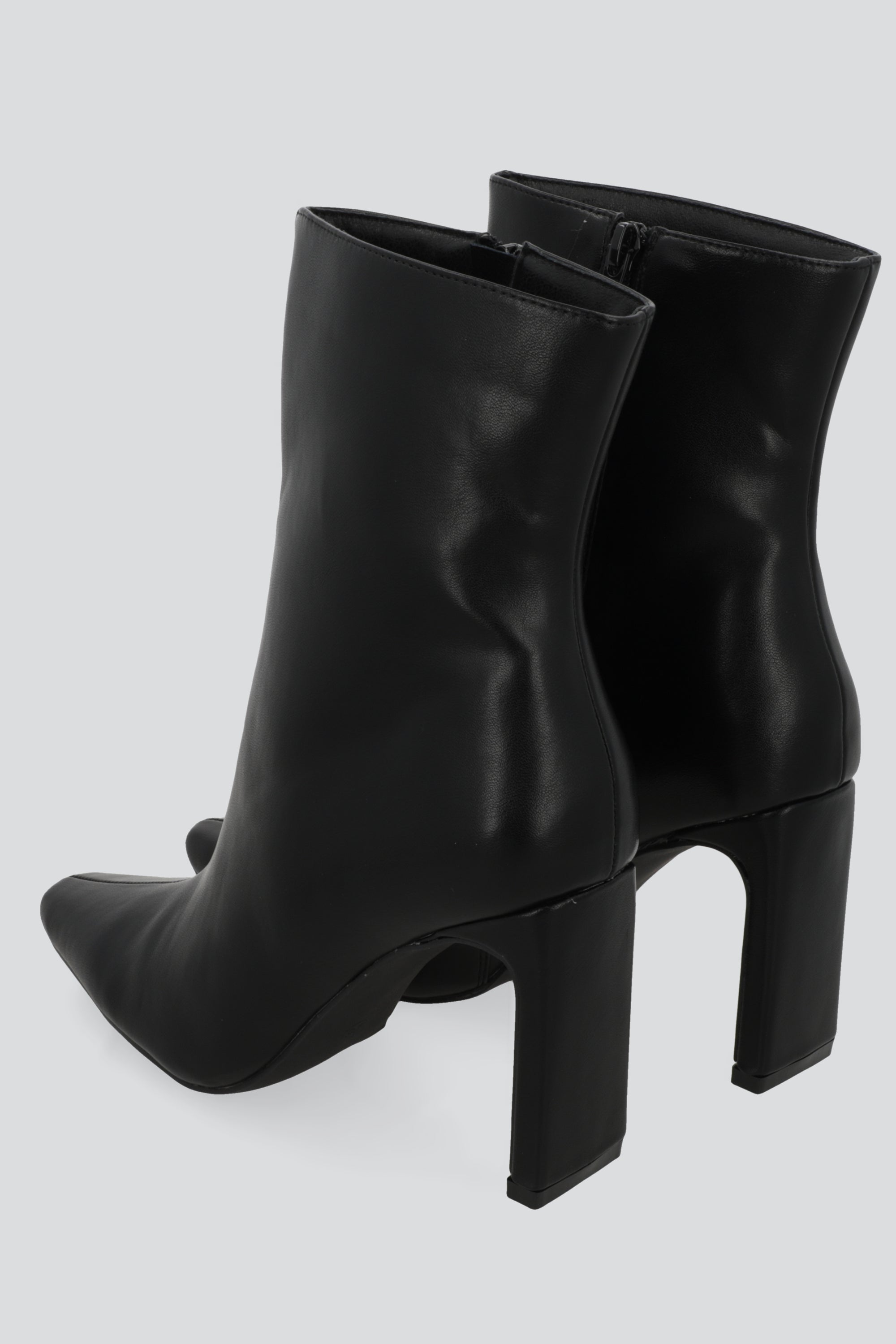 Botin puntal tacon plano NEGRO