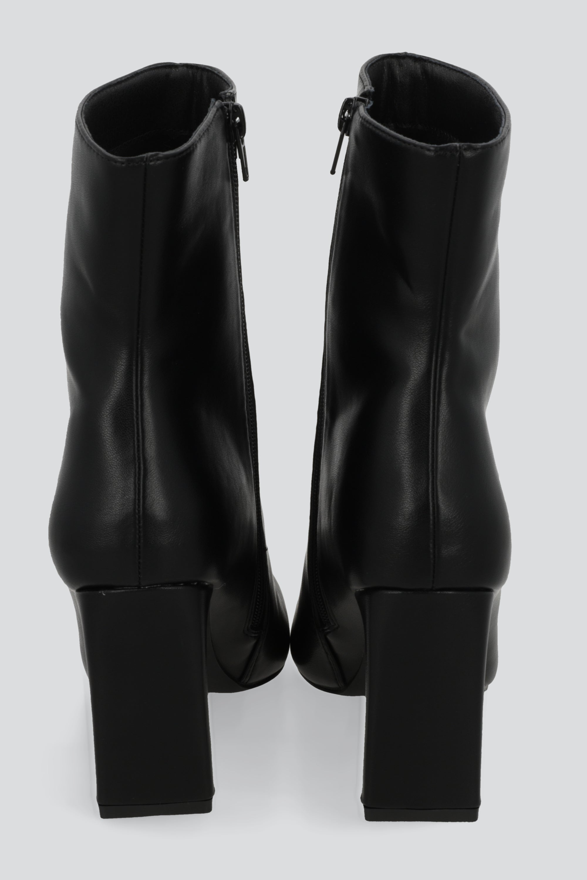 Botin puntal tacon plano NEGRO