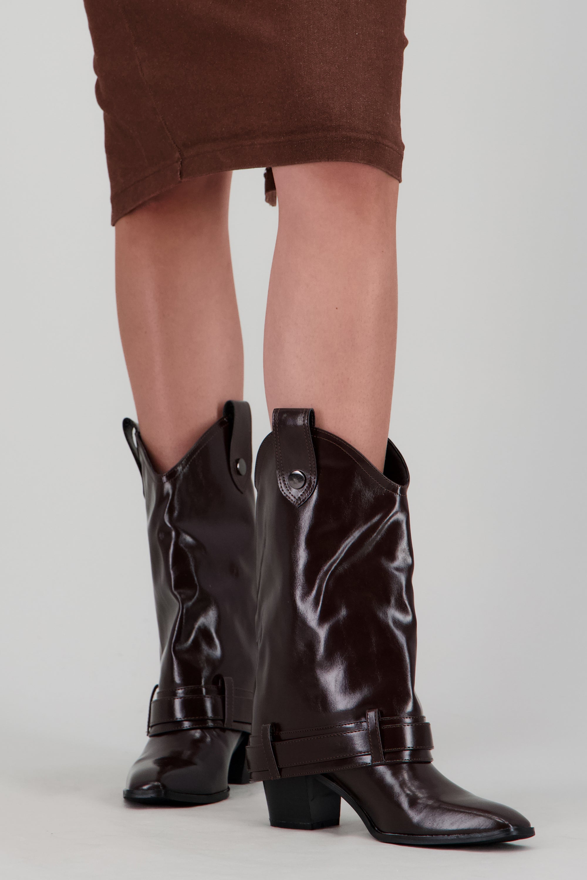 Bota funda charol detalle cinturon CIRUELA