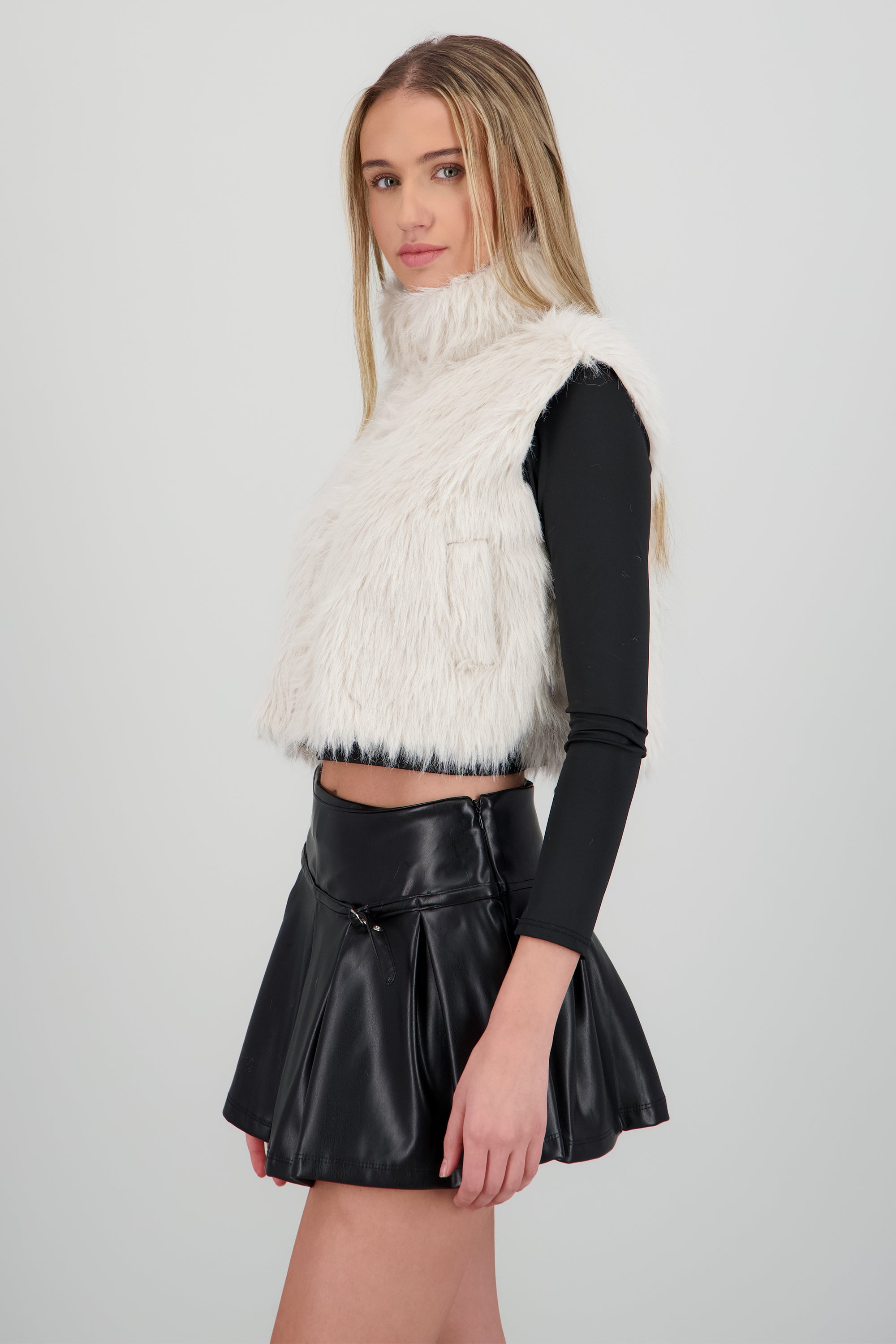 Chaleco pelo cuello alto BEIGE