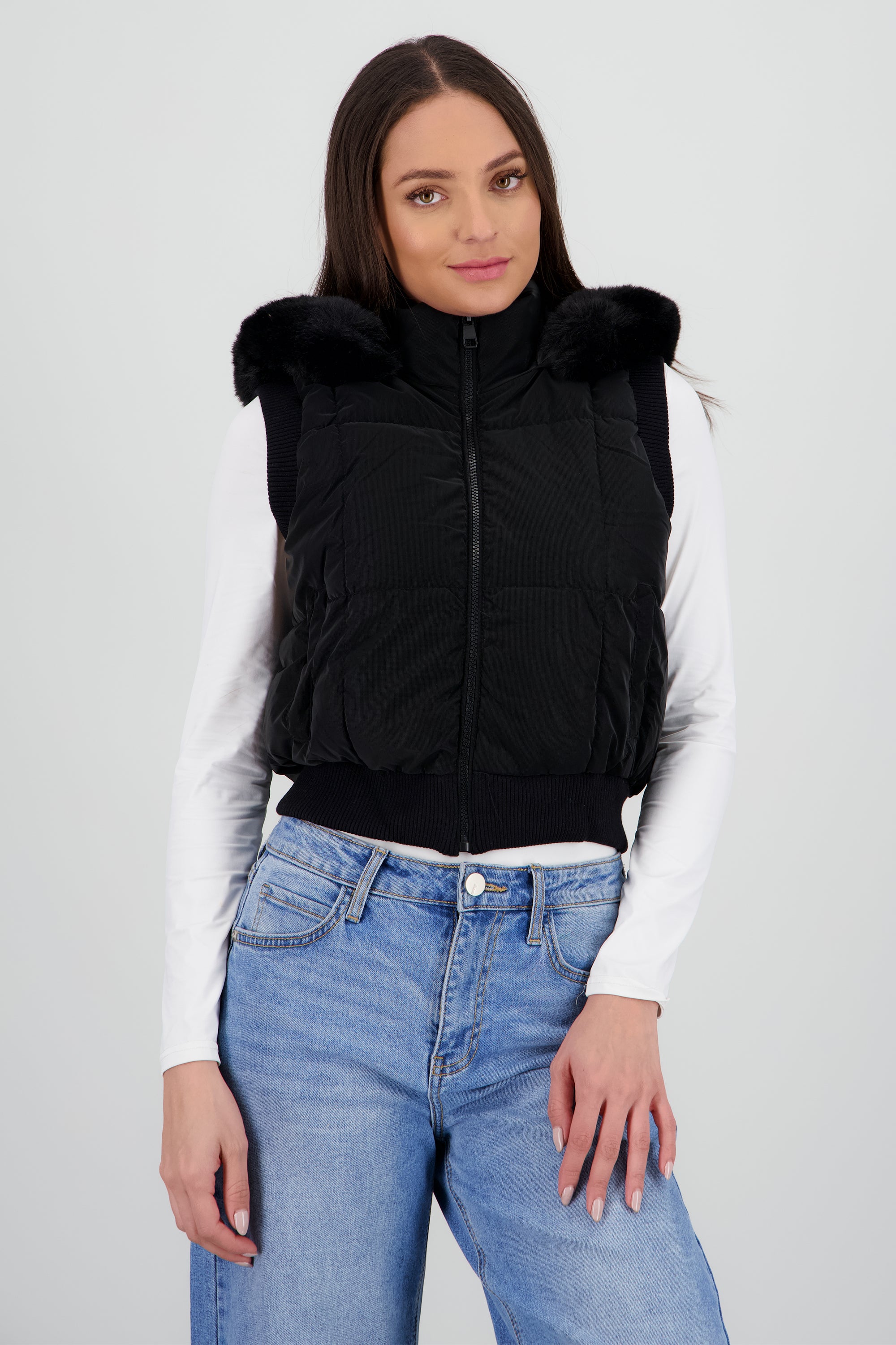 Chaleco capitonado detalle pelo corto NEGRO