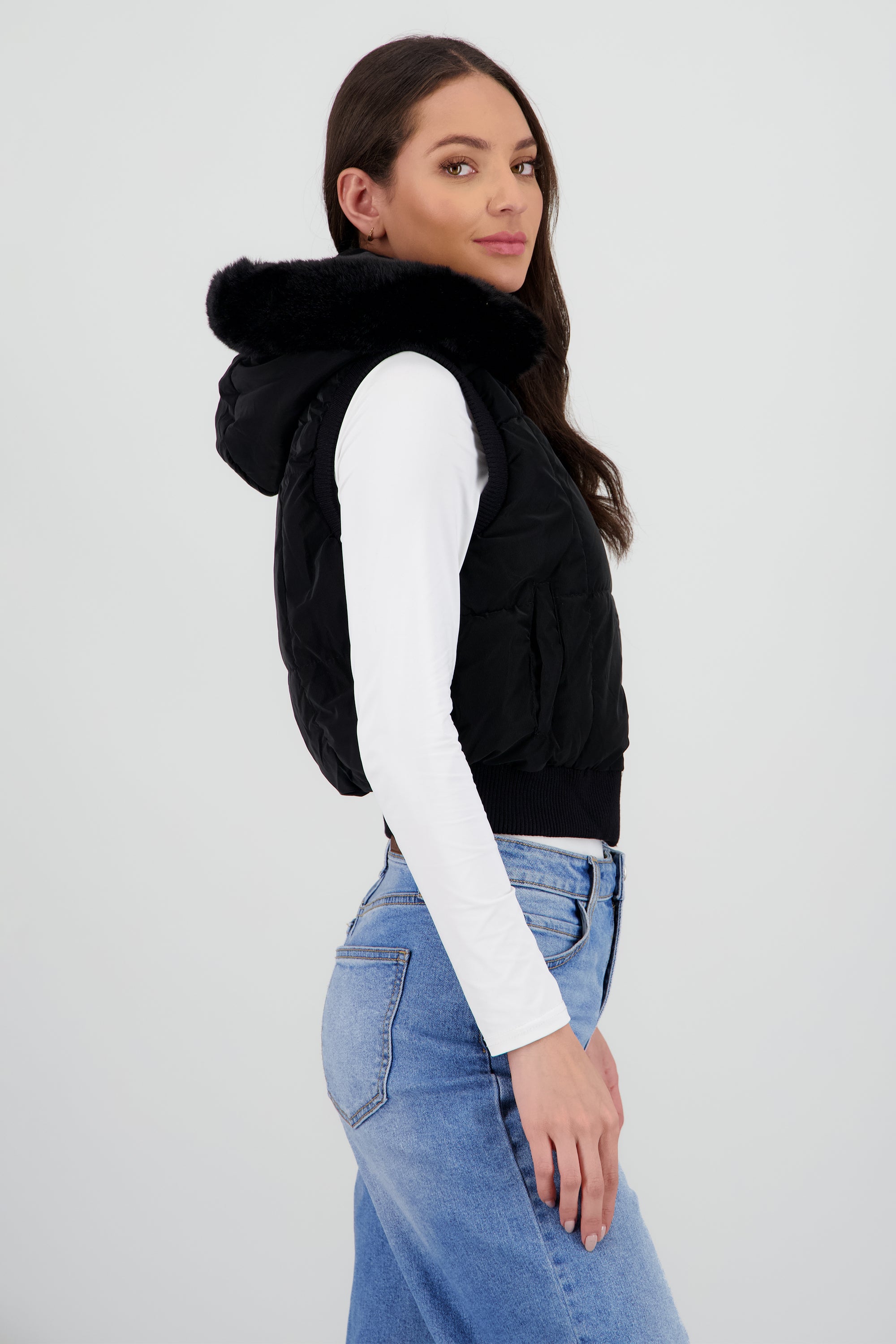 Chaleco capitonado detalle pelo corto NEGRO