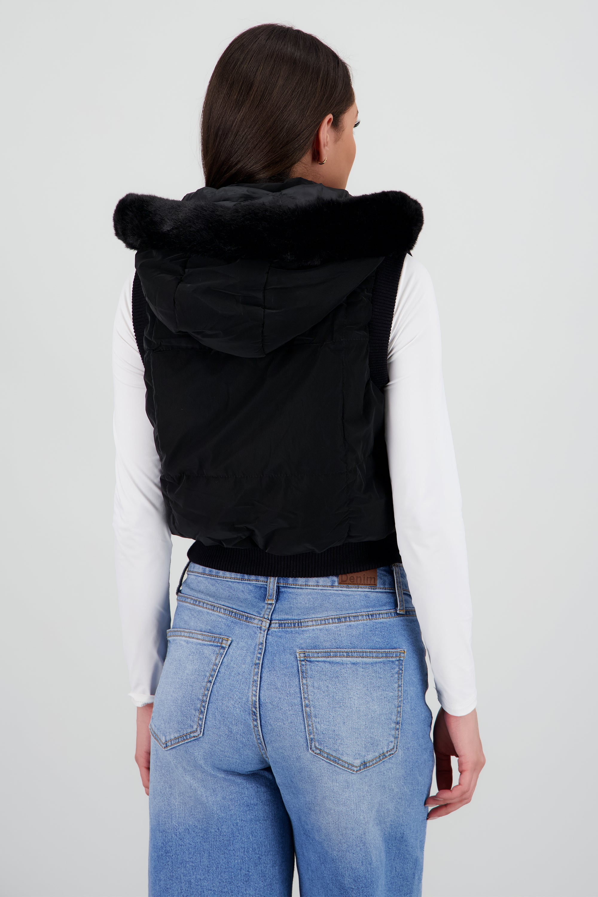 Chaleco capitonado detalle pelo corto NEGRO