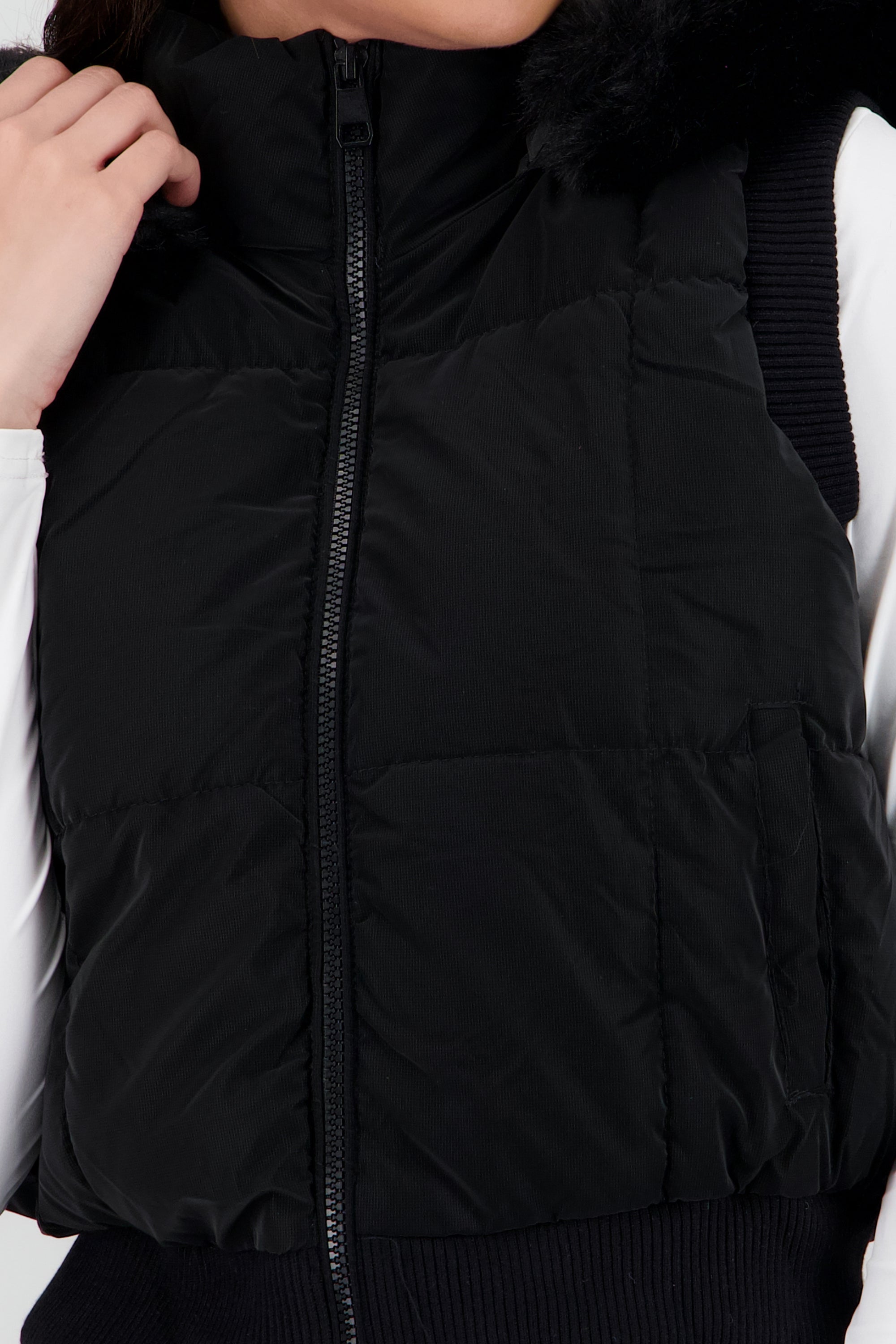 Chaleco capitonado detalle pelo corto NEGRO