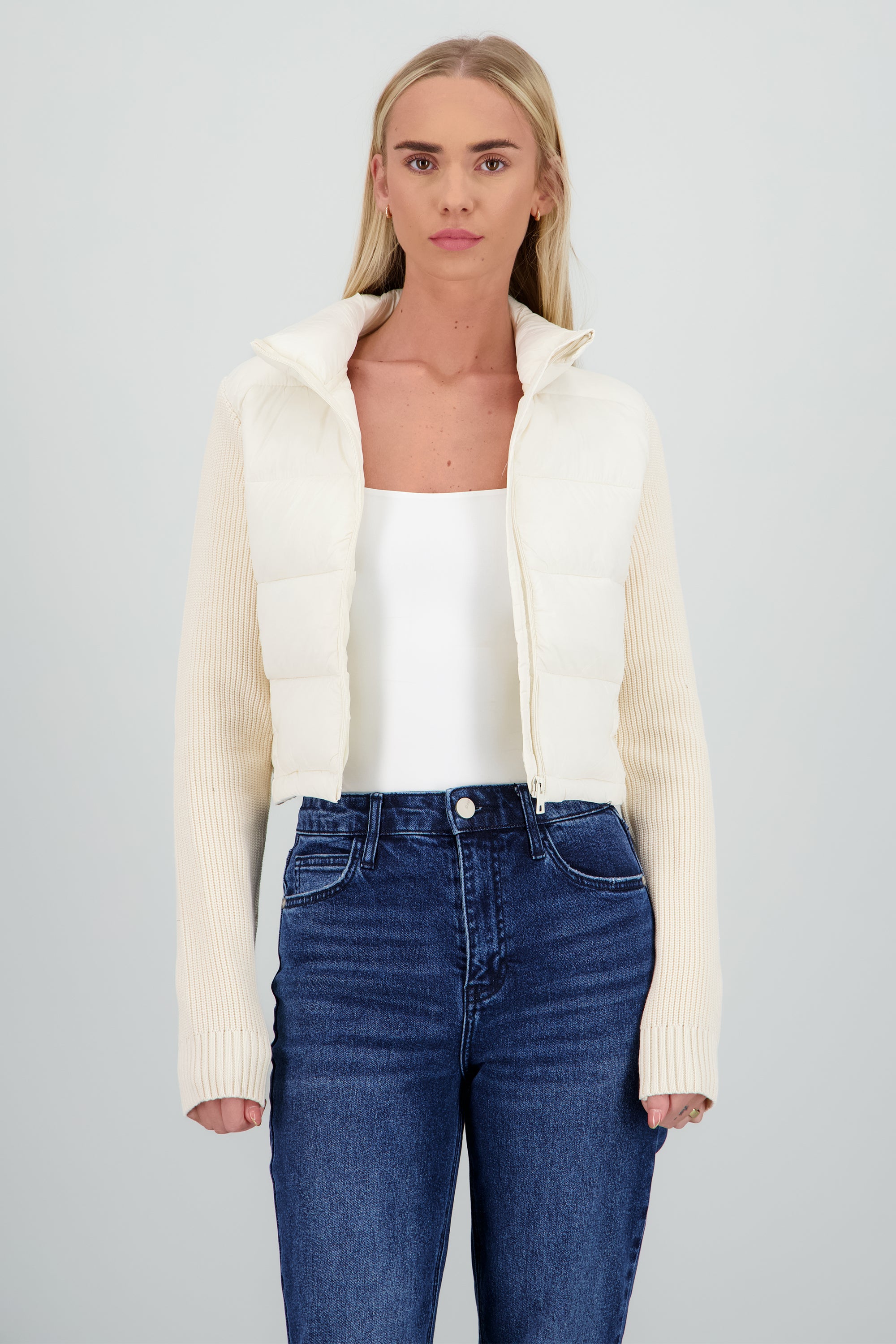 Chamarra capitonada manga detalle tejido CREMA