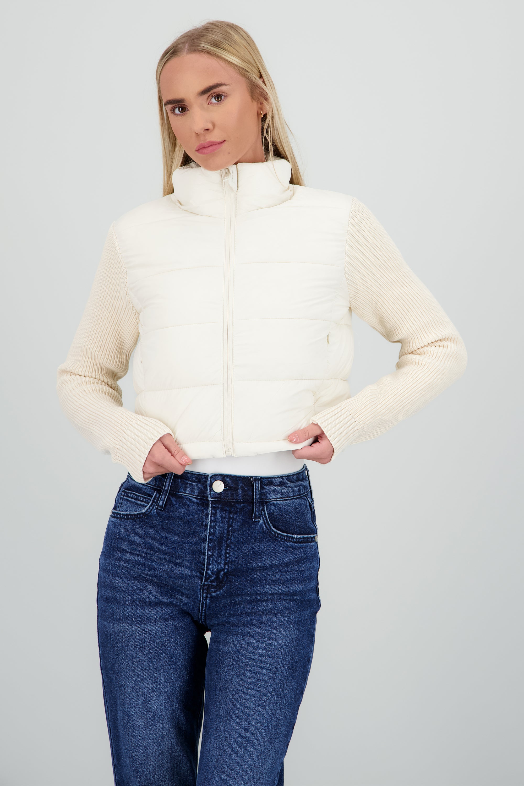 Chamarra capitonada manga detalle tejido CREMA