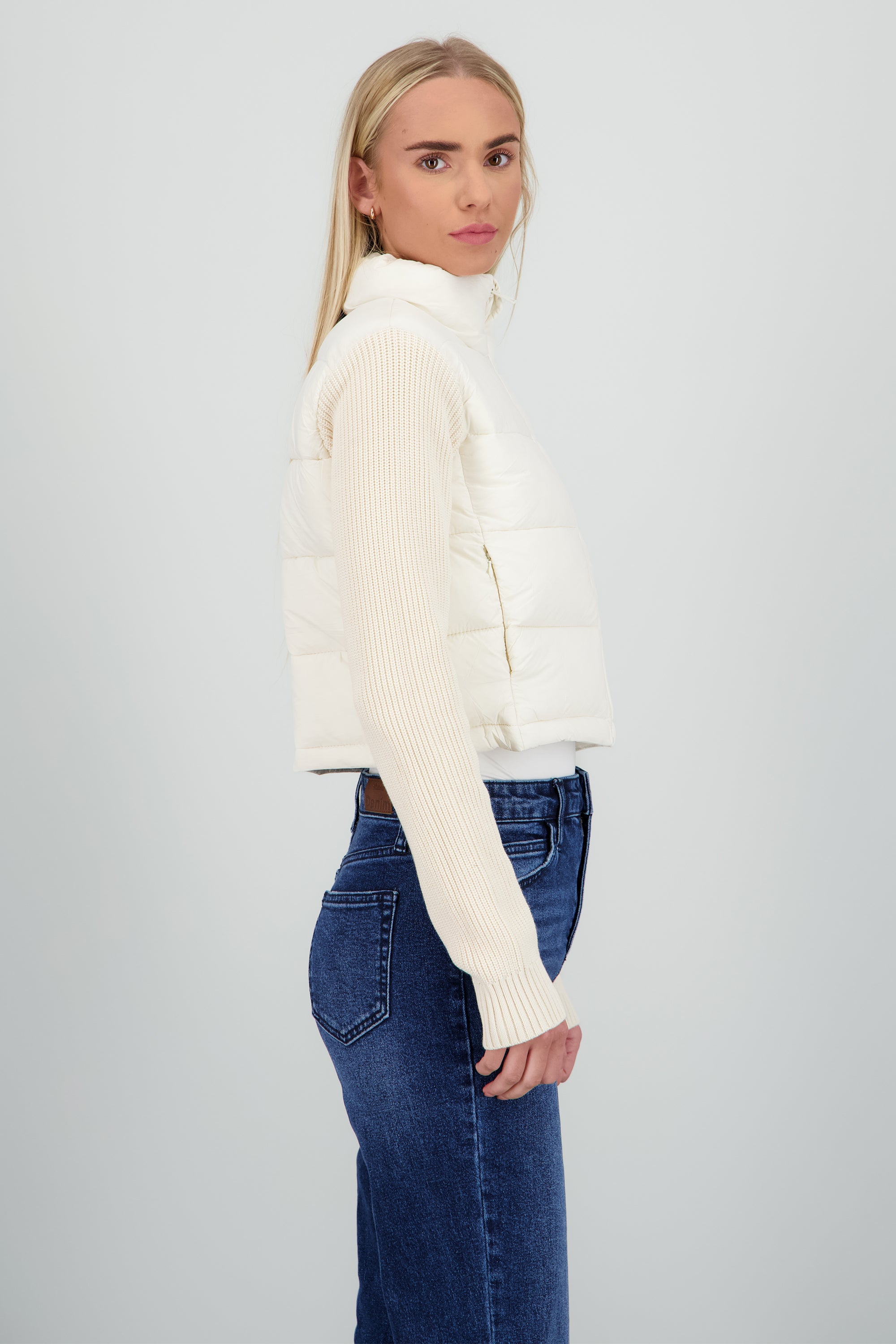 Chamarra capitonada manga detalle tejido CREMA