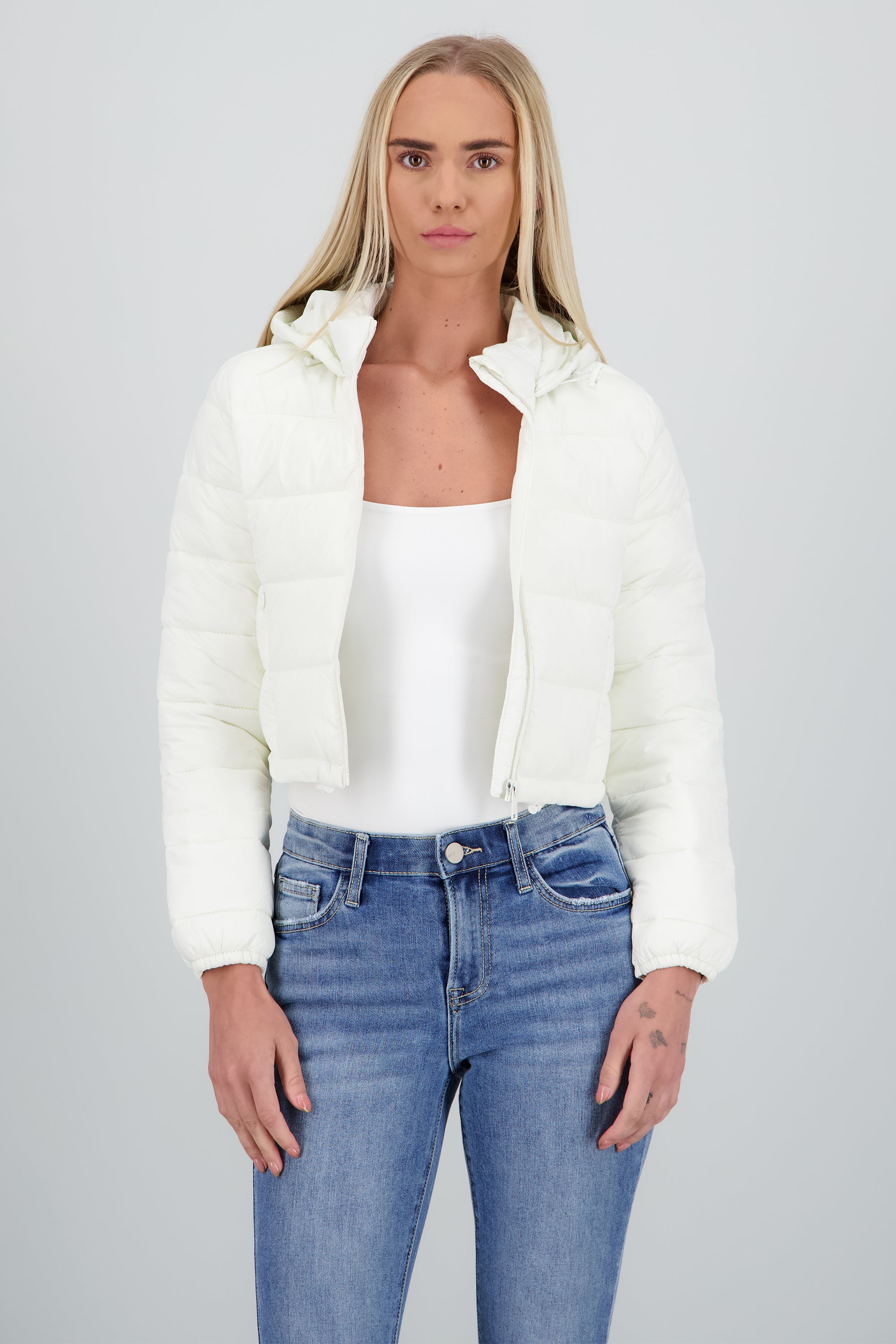 Chamarra puffer con gorro CREMA