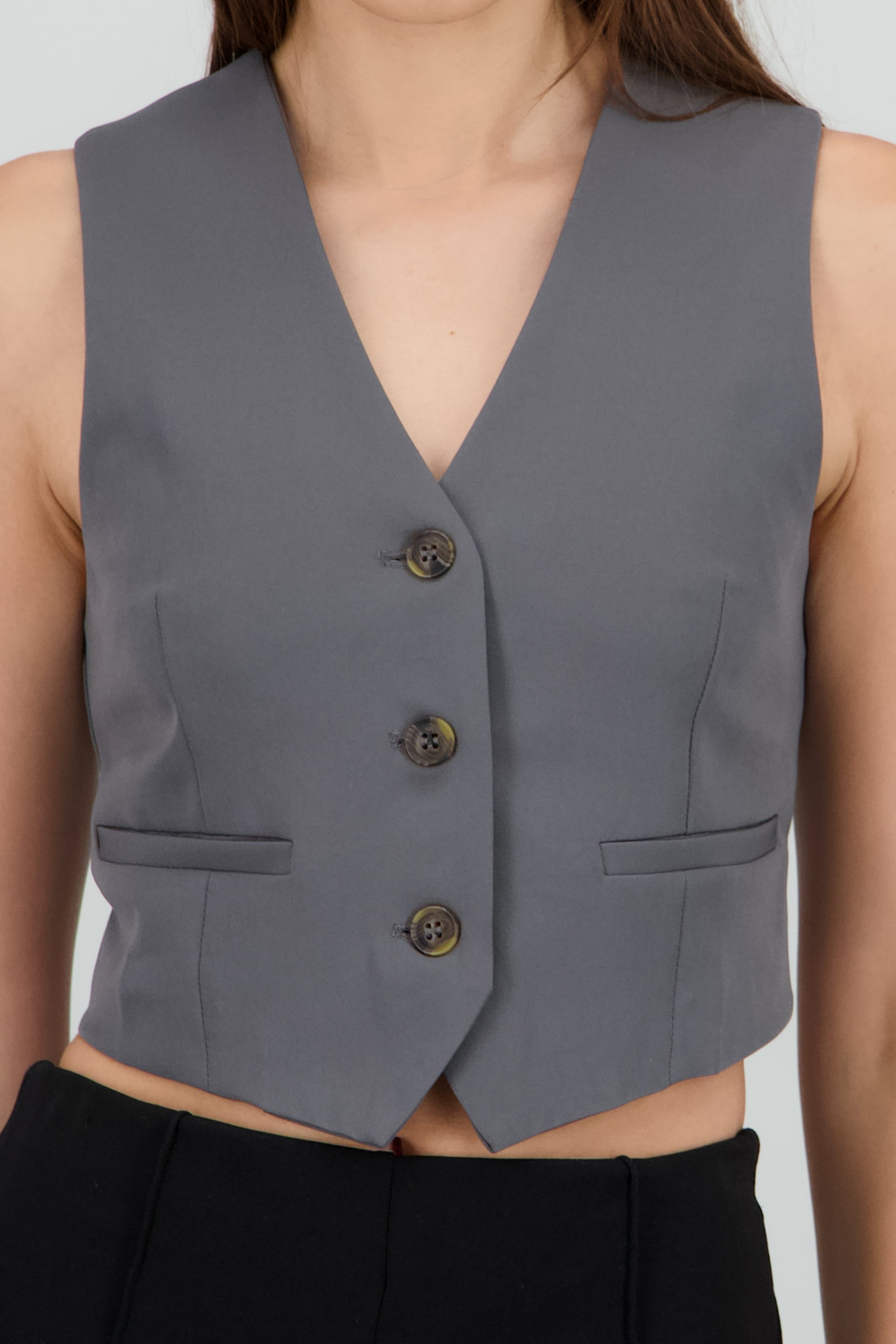 CHALECO SASTREADO DETALLE BOTONES GRIS
