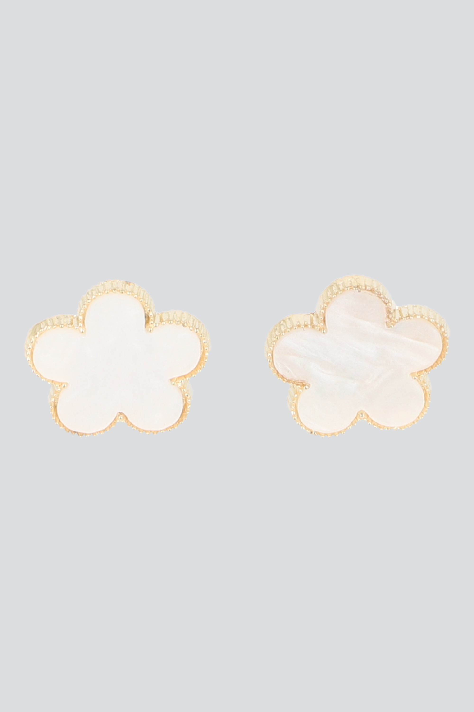 Aretes florecita color BLANCO