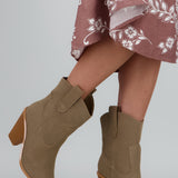 Botin vaquero clasico detalle metal