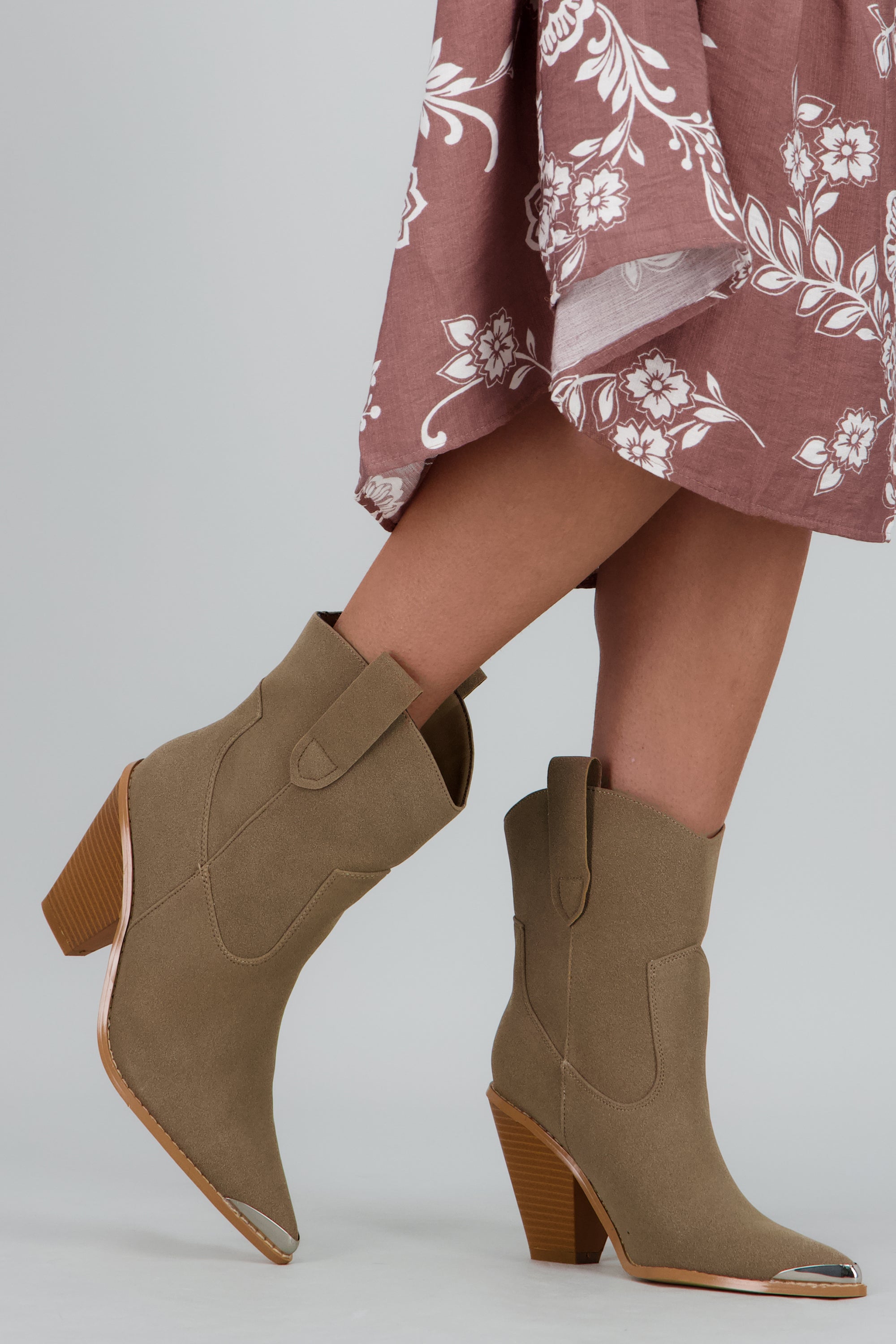 Botin vaquero clasico detalle metal TAUPE