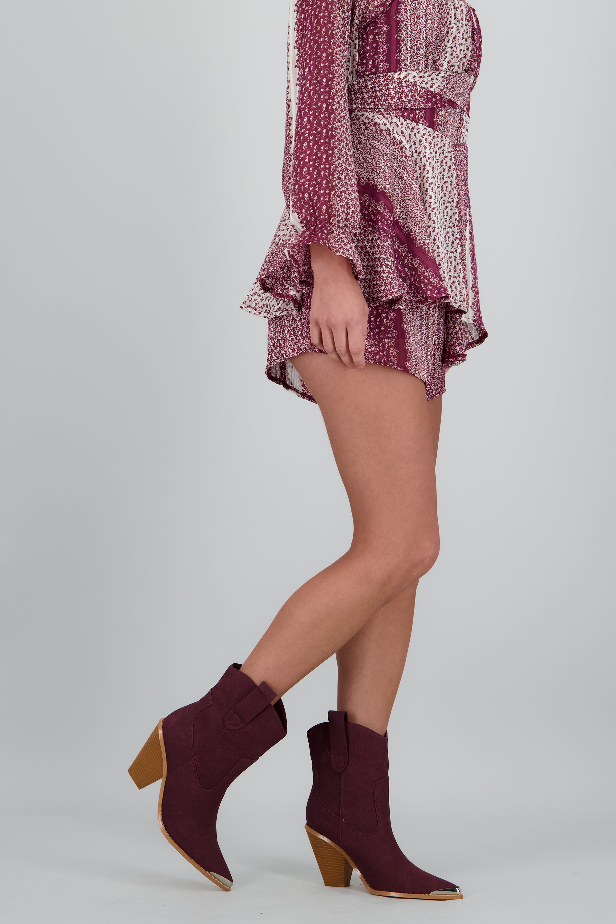 Botin vaquero clasico detalle metal VINO