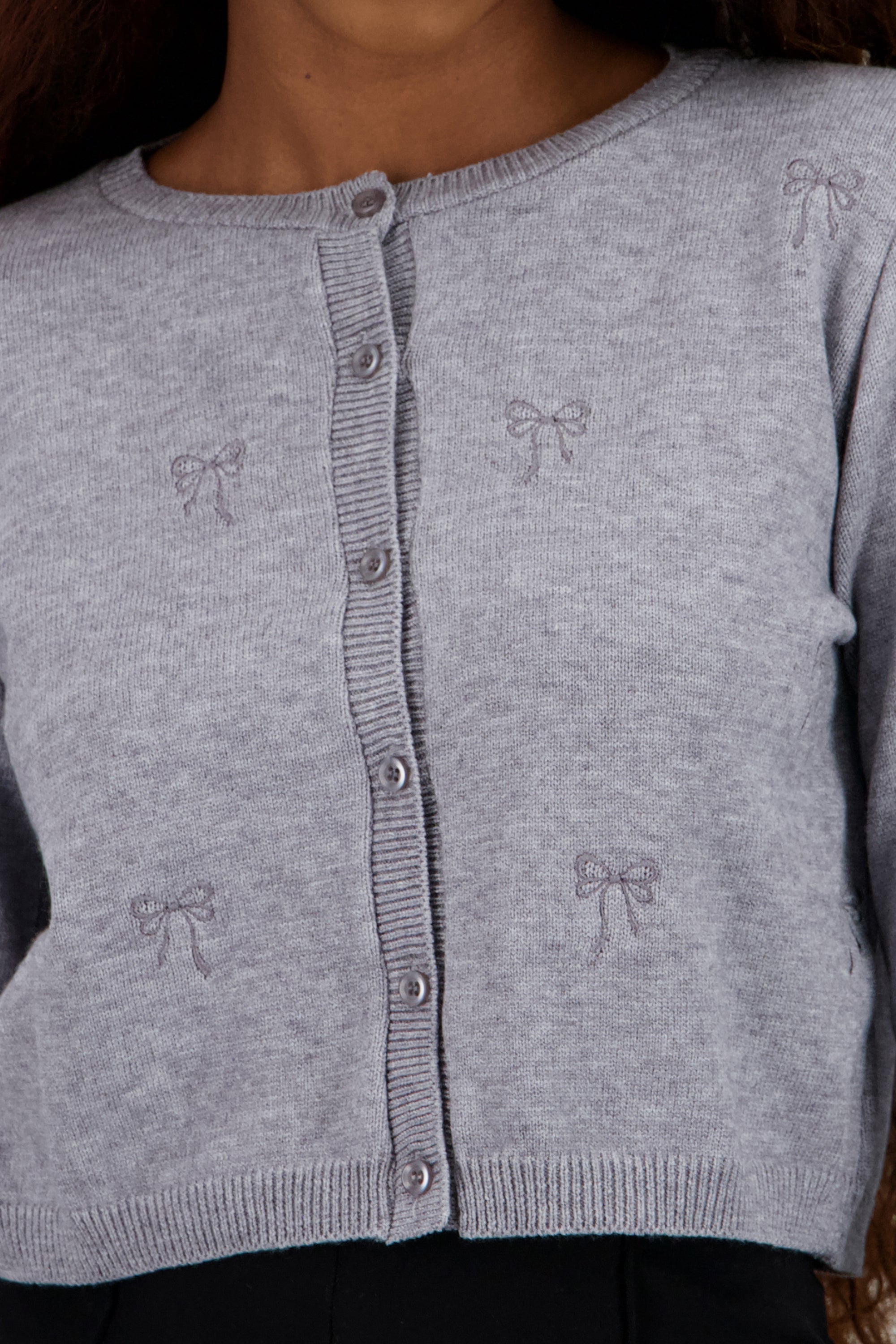 Cardigan detalle de bordado moños GRIS