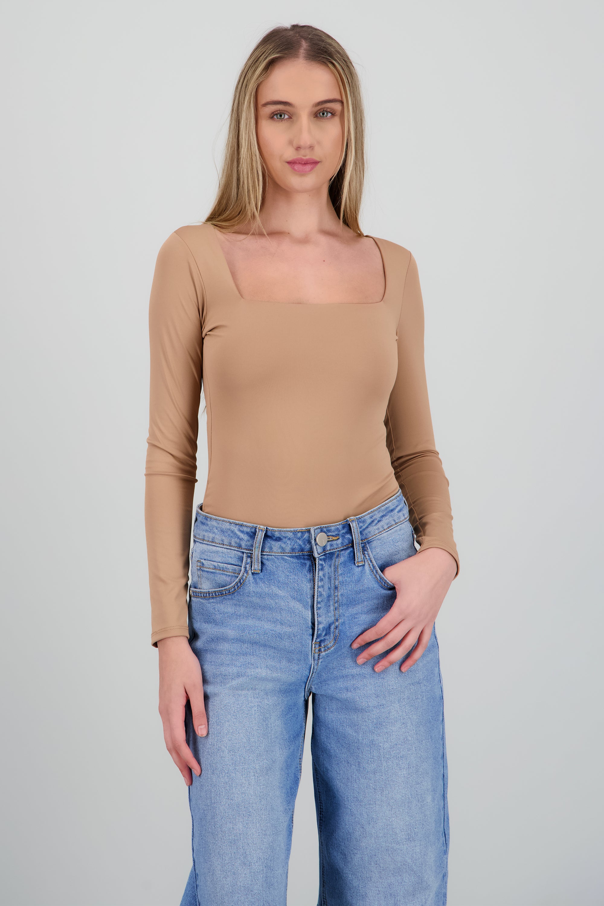 Body escote cuadrado manga larga CAMELLO