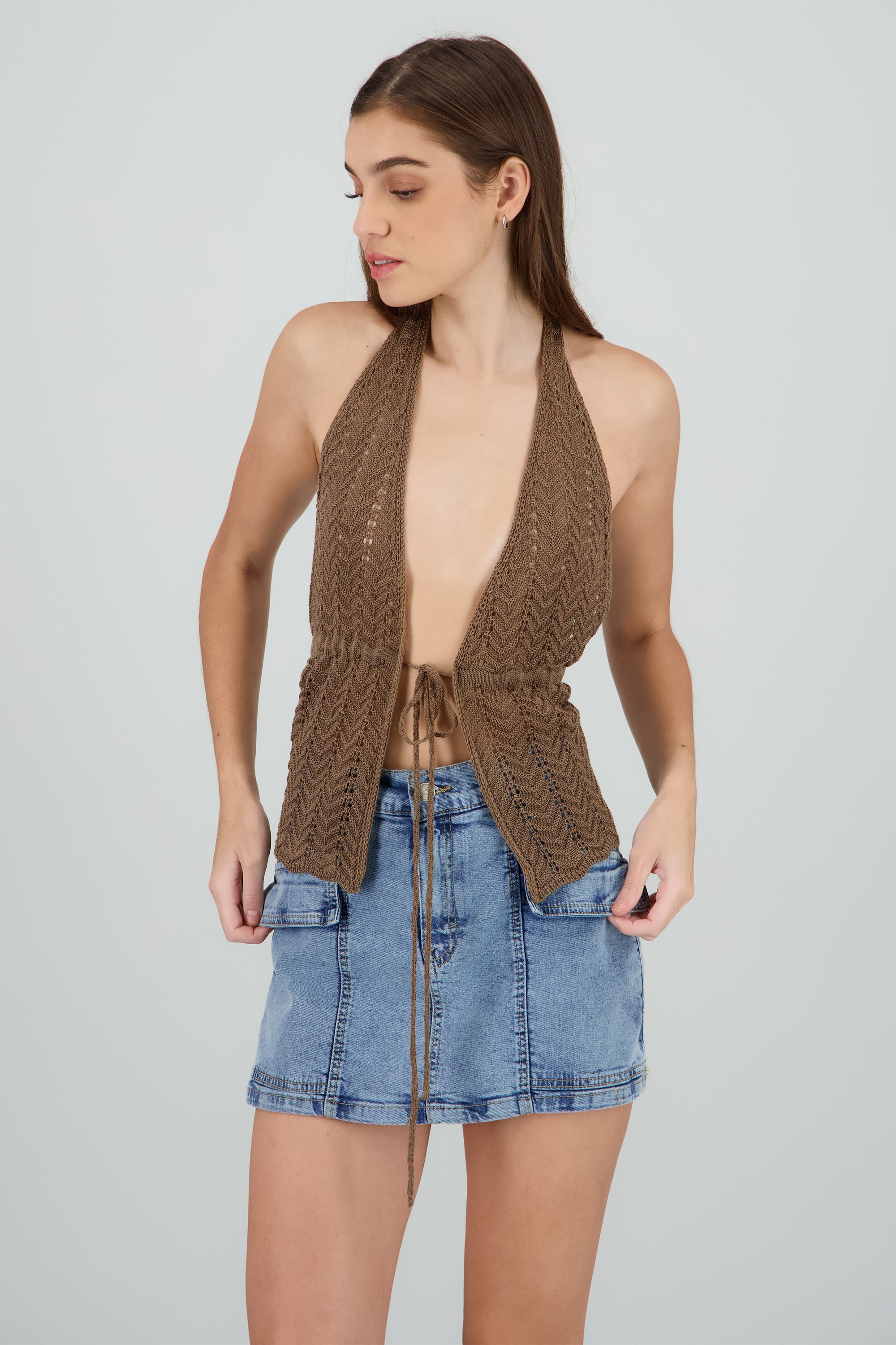 Top halter calado detalle laso CHOCOLATE
