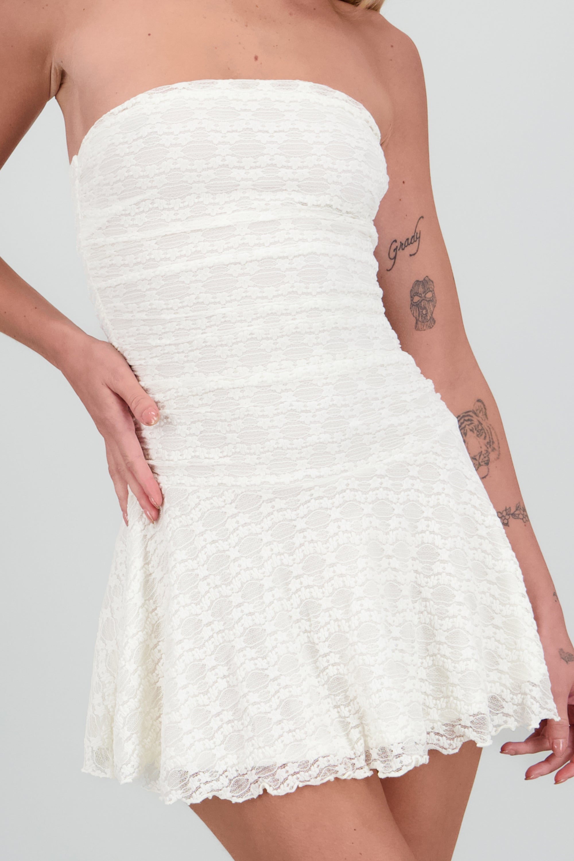 Vestido mini strapless encaje CREMA