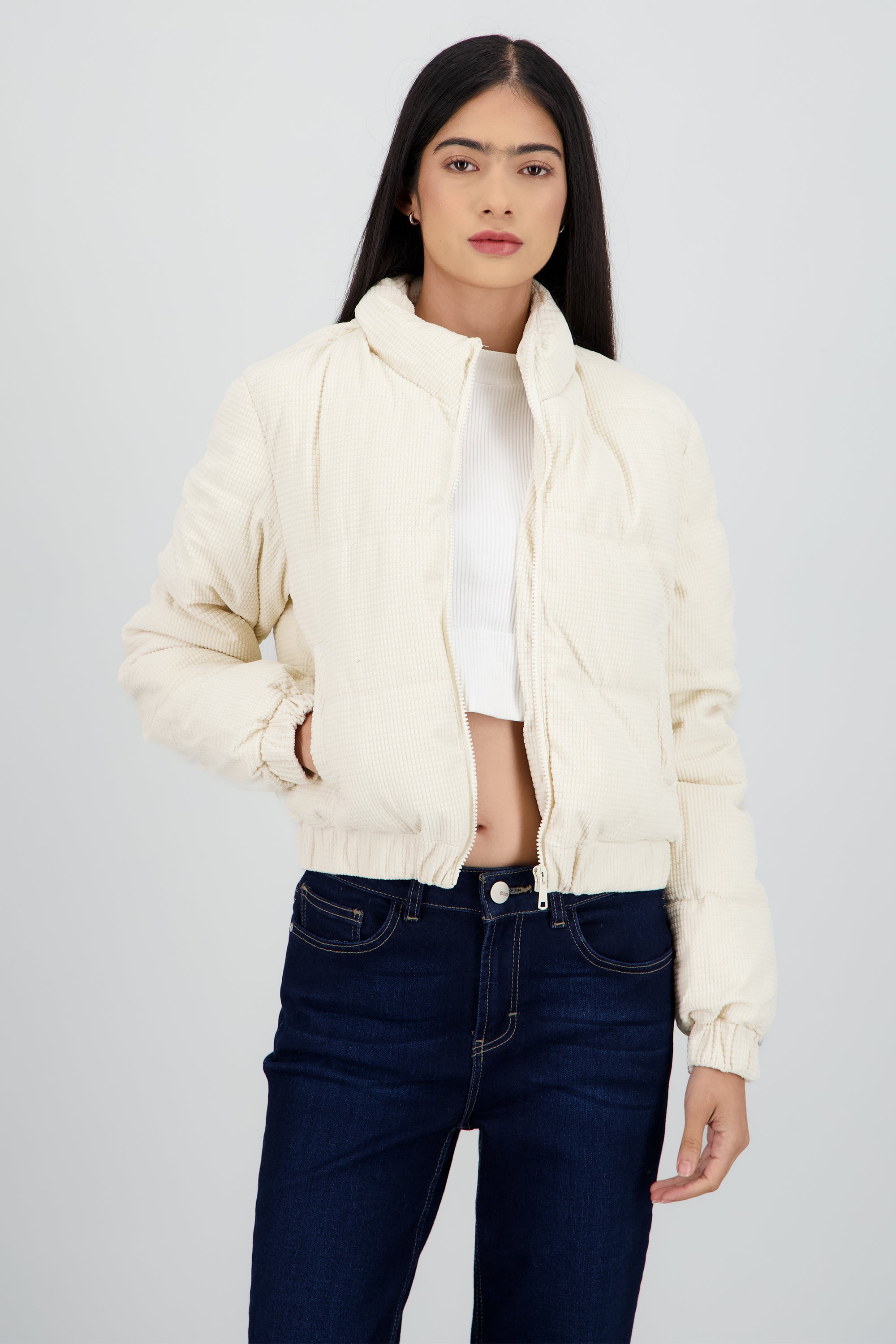 Chamarra puffer capitonada textura CREMA