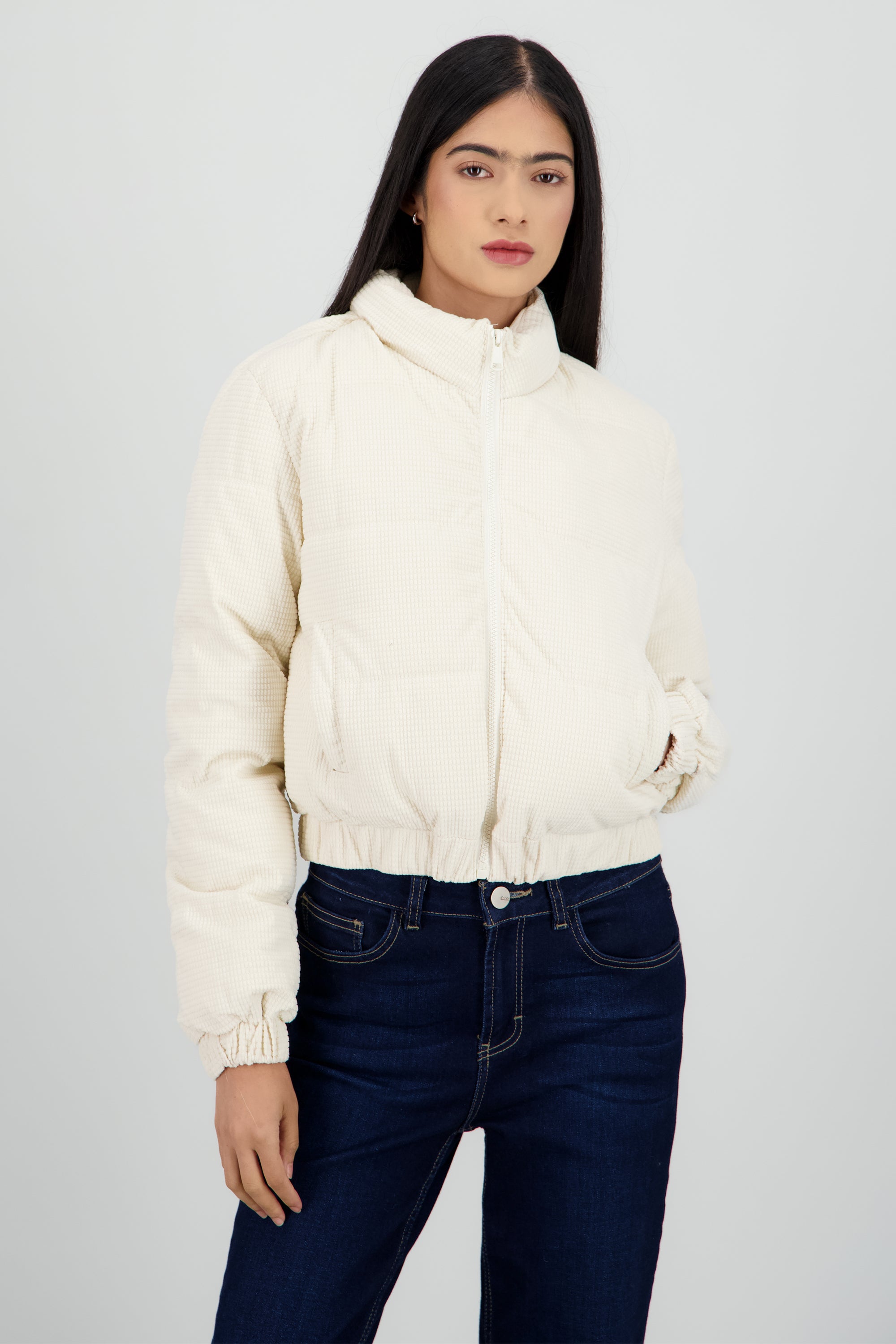 Chamarra puffer capitonada textura CREMA