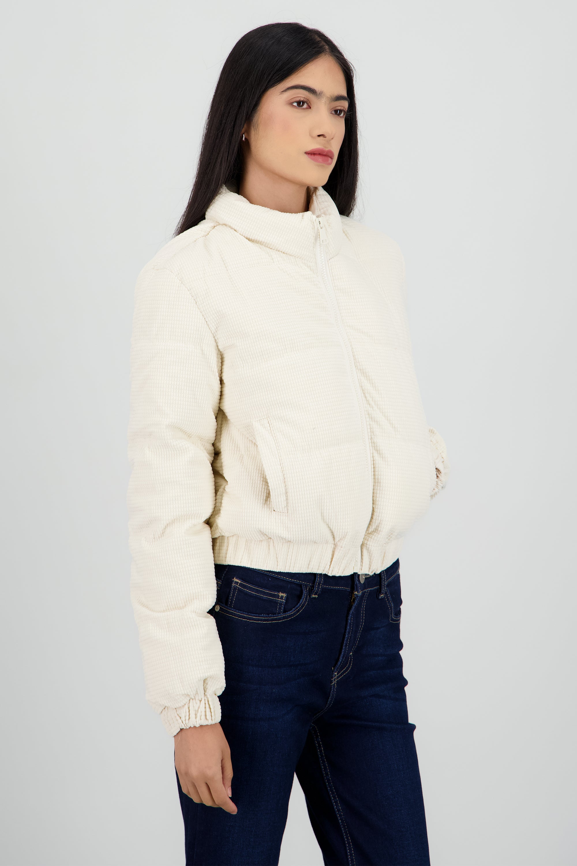 Chamarra puffer capitonada textura CREMA