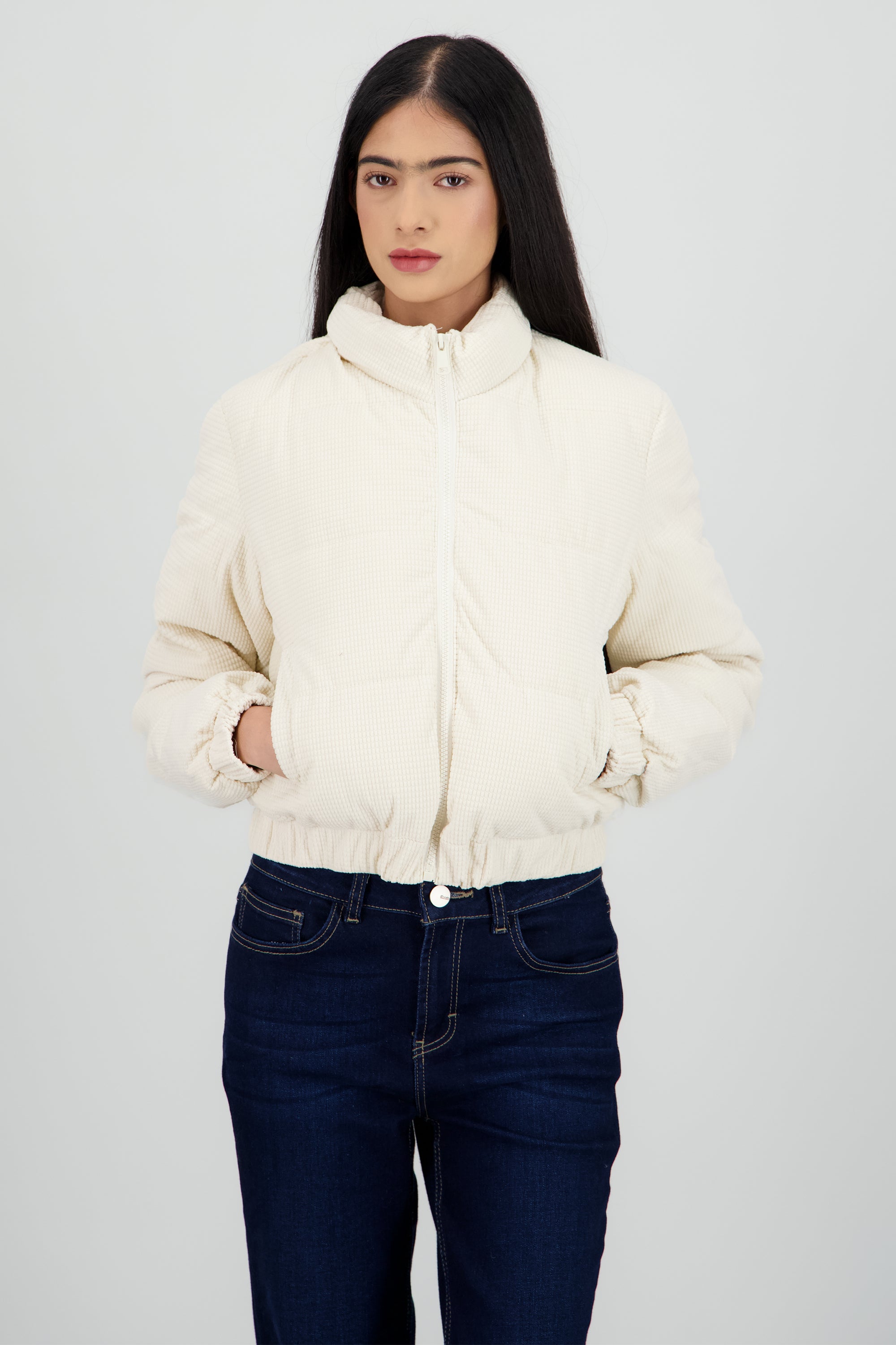 Chamarra puffer capitonada textura CREMA