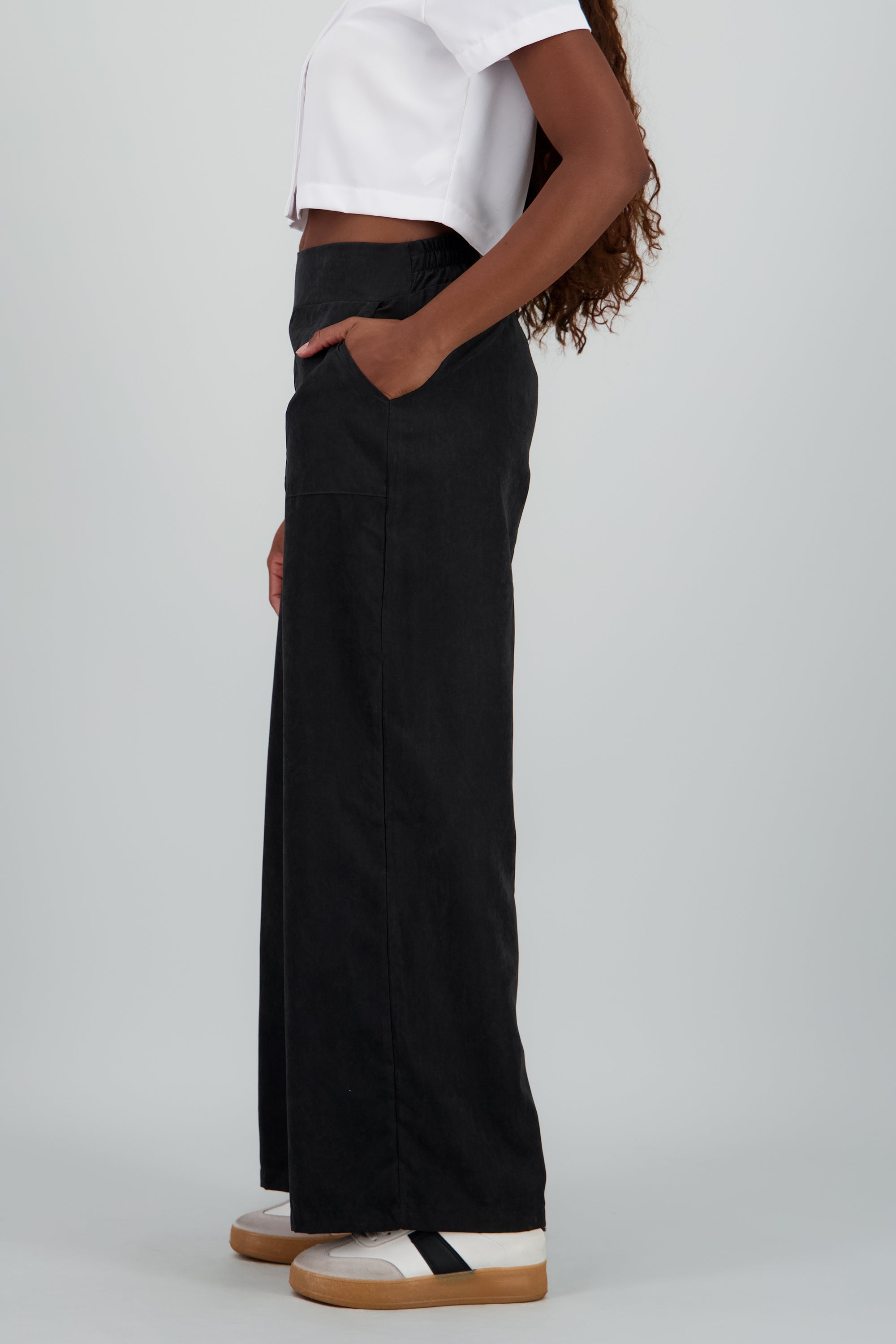 Pantalon recto liso con bolsas NEGRO