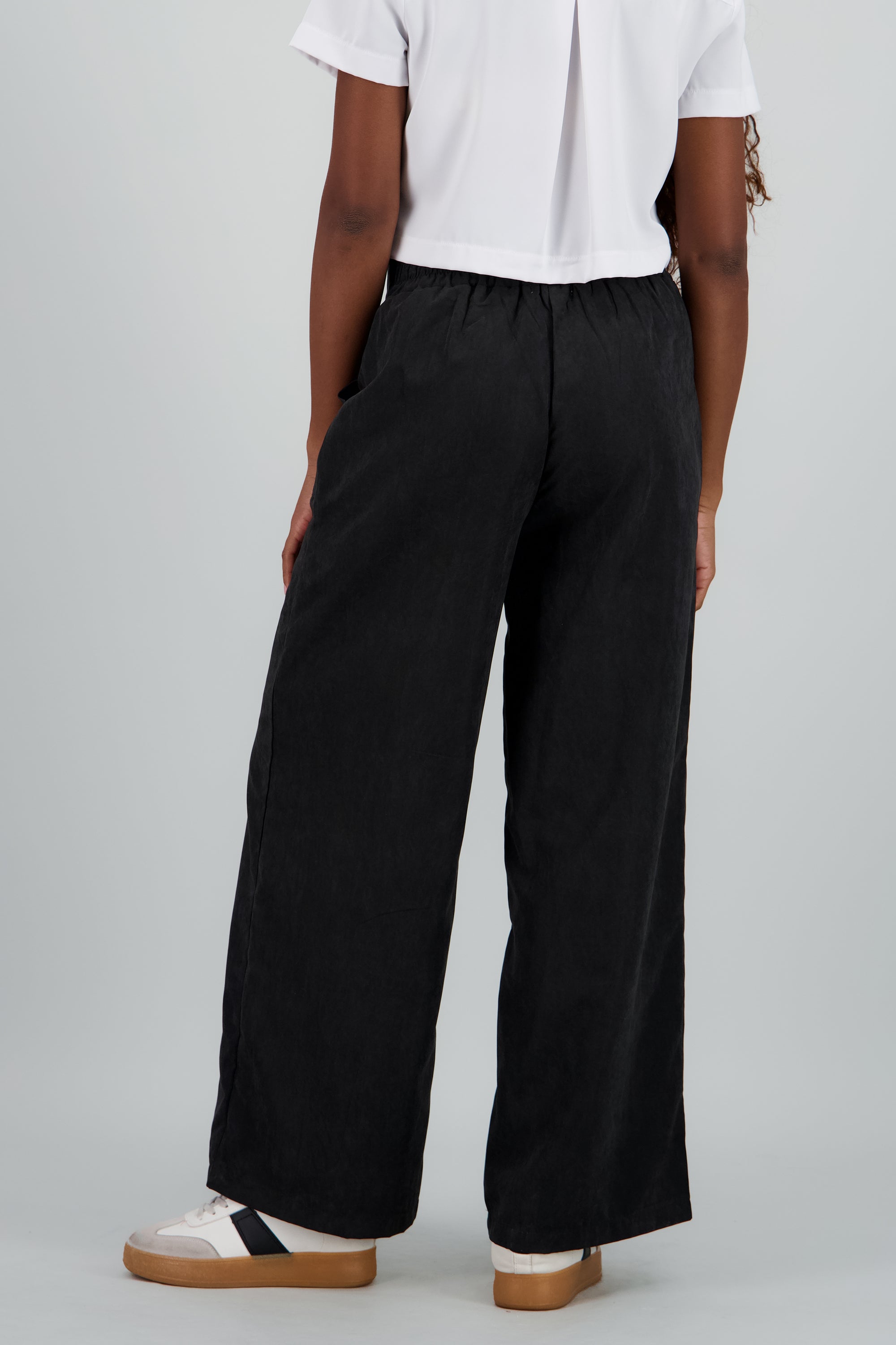 Pantalon recto liso con bolsas NEGRO