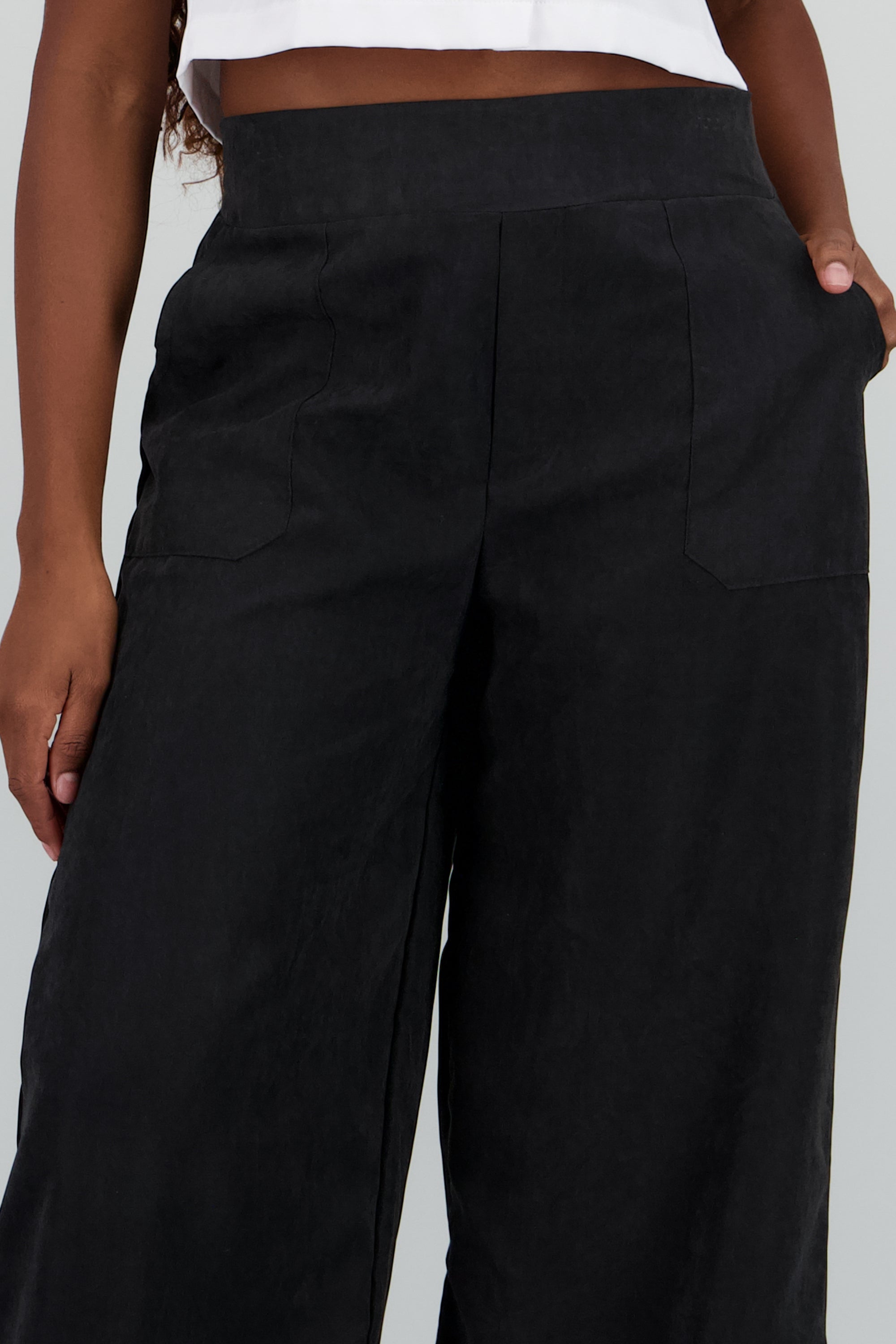 Pantalon recto liso con bolsas NEGRO